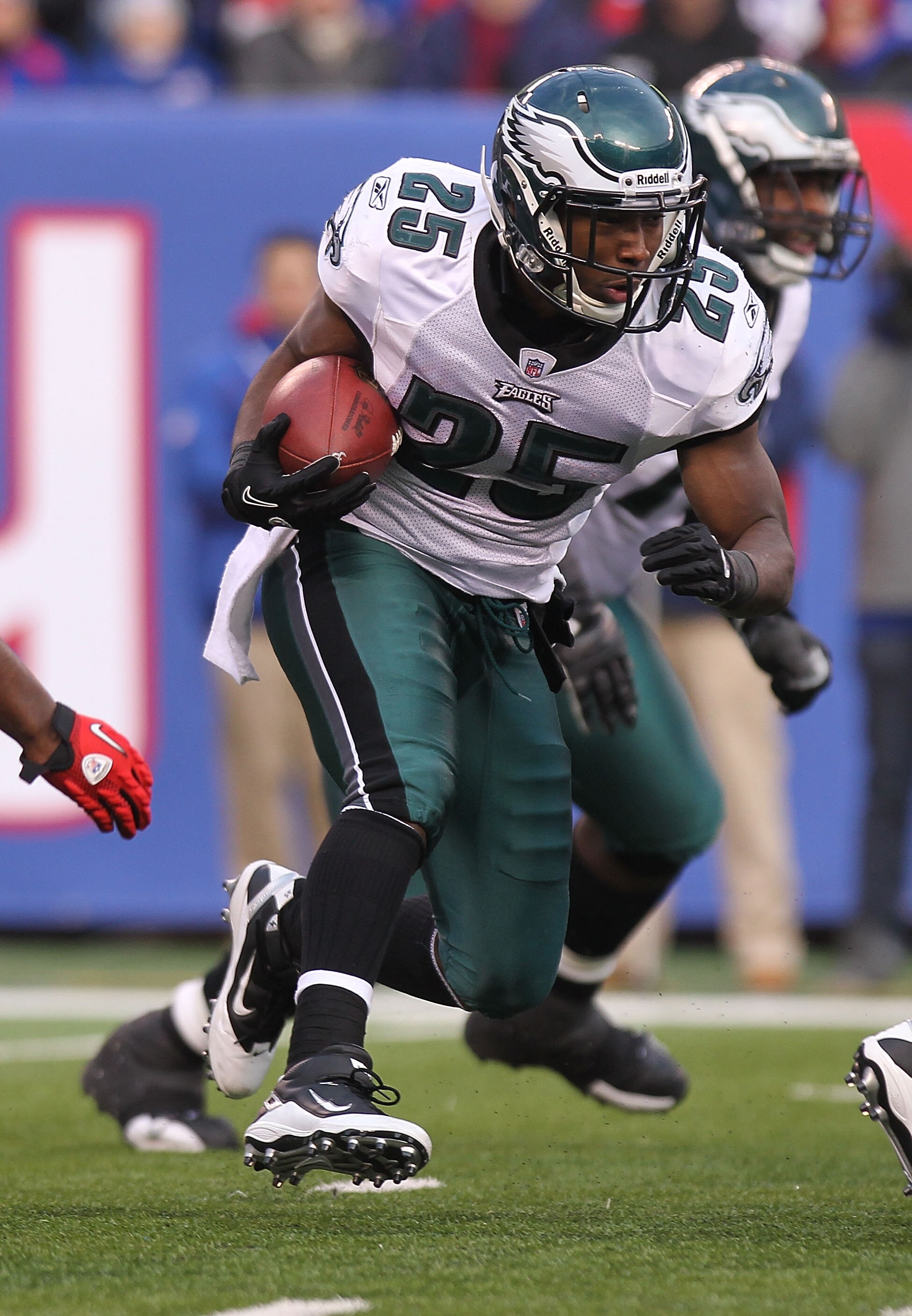 EAST RUTHERFORD, NJ - DECEMBER 19:  LeSean McCoy #25 of the Philadelphia Eagles rushes against the New York Giants at New Meadowlands Stadium on December 19, 2010 in East Rutherford, New Jersey.  (Photo by Nick Laham/Getty Images)