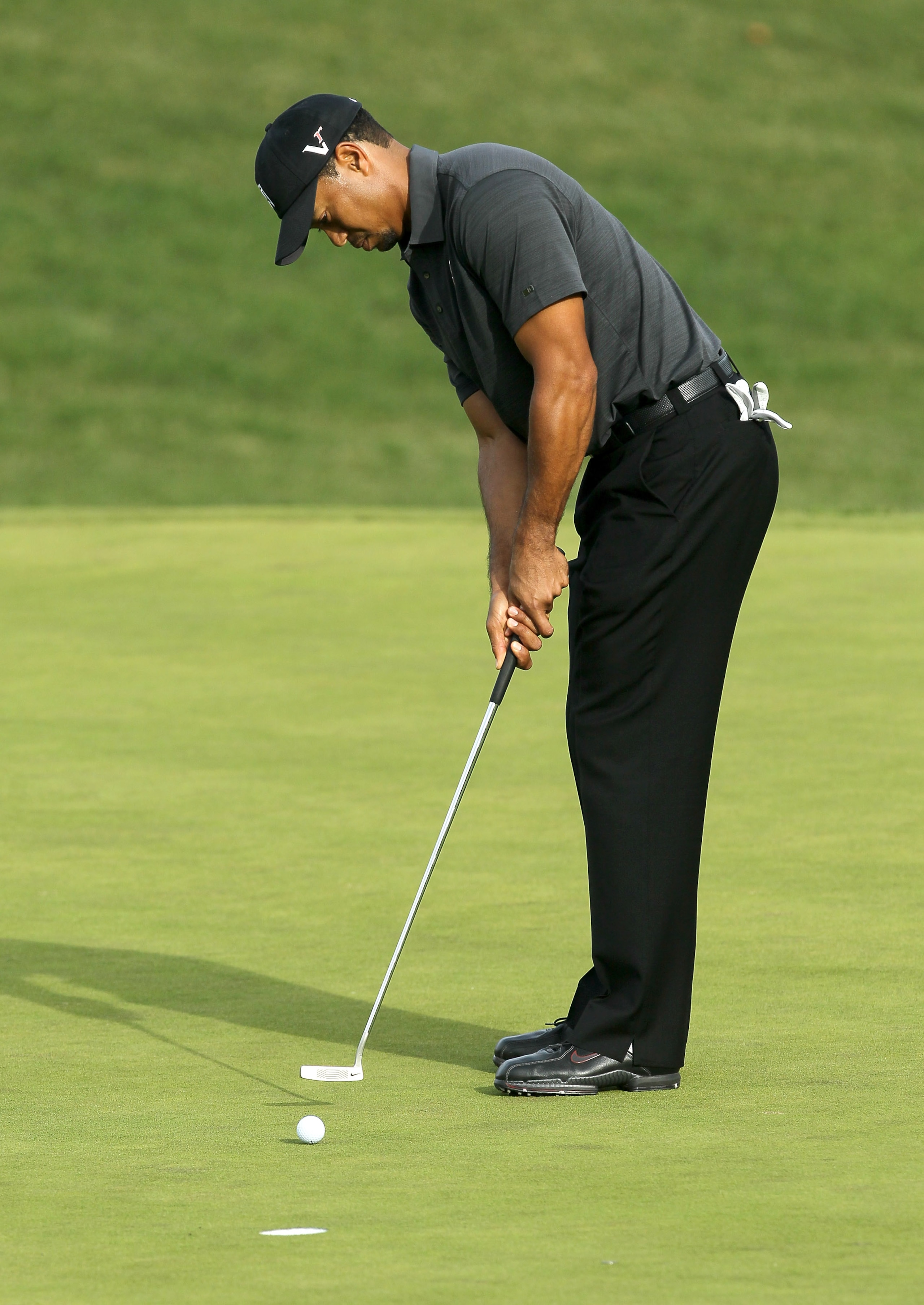 THOUSAND OAKS, CA - DECEMBER 03:  Tiger Woods  putts on the 10th hole during round two of the Chevron World Challenge at Sherwood Country Club on December 3, 2010 in Thousand Oaks, California.  (Photo by Stephen Dunn/Getty Images)