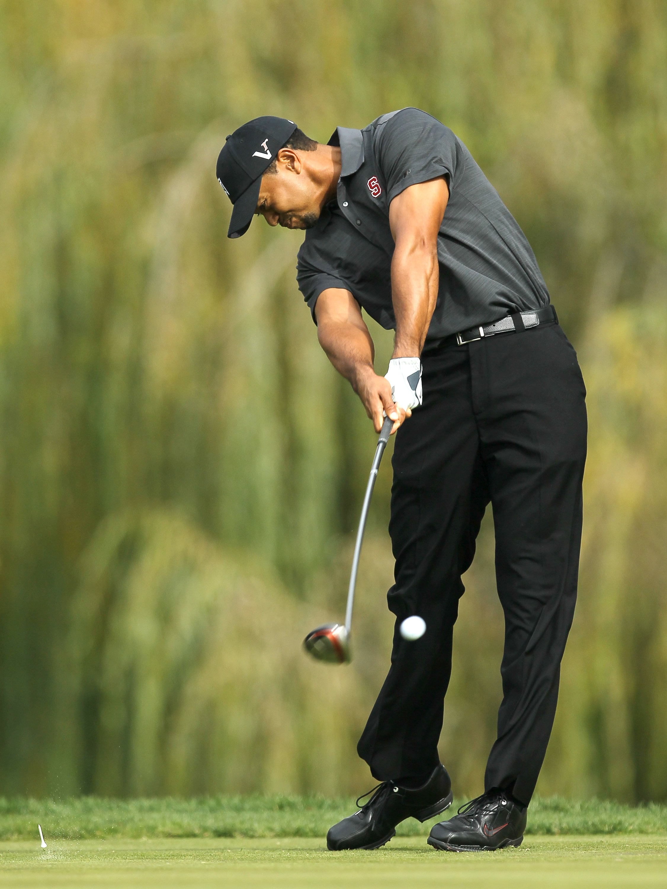 THOUSAND OAKS, CA - DECEMBER 3:  Tiger Woods hits his tee shot on the fifth hole during round two of the Chevron World Challenge at Sherwood Country Club on December 3, 2010 in Thousand Oaks, California.  (Stephen Dunn/Getty Images)