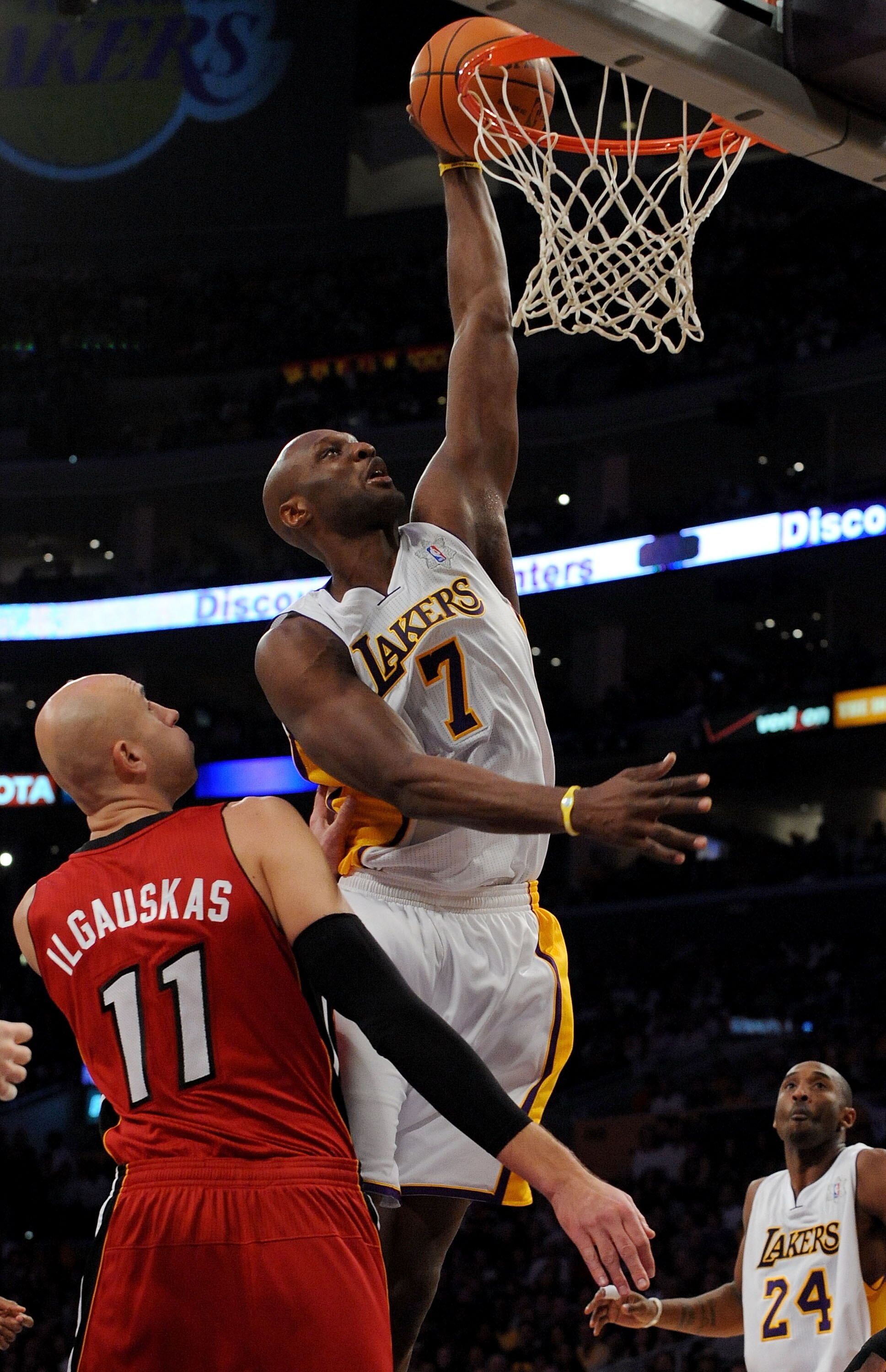 LOS ANGELES, CA - DECEMBER 25:  Lamar Odom #7 of the Los Angeles Lakers slam dunks the ball against Zydrunas Ilgauskas #11 of the Miami Heat at Staples Center on December 25, 2010 in Los Angeles, California. NOTE TO USER: User expressly acknowledges and a