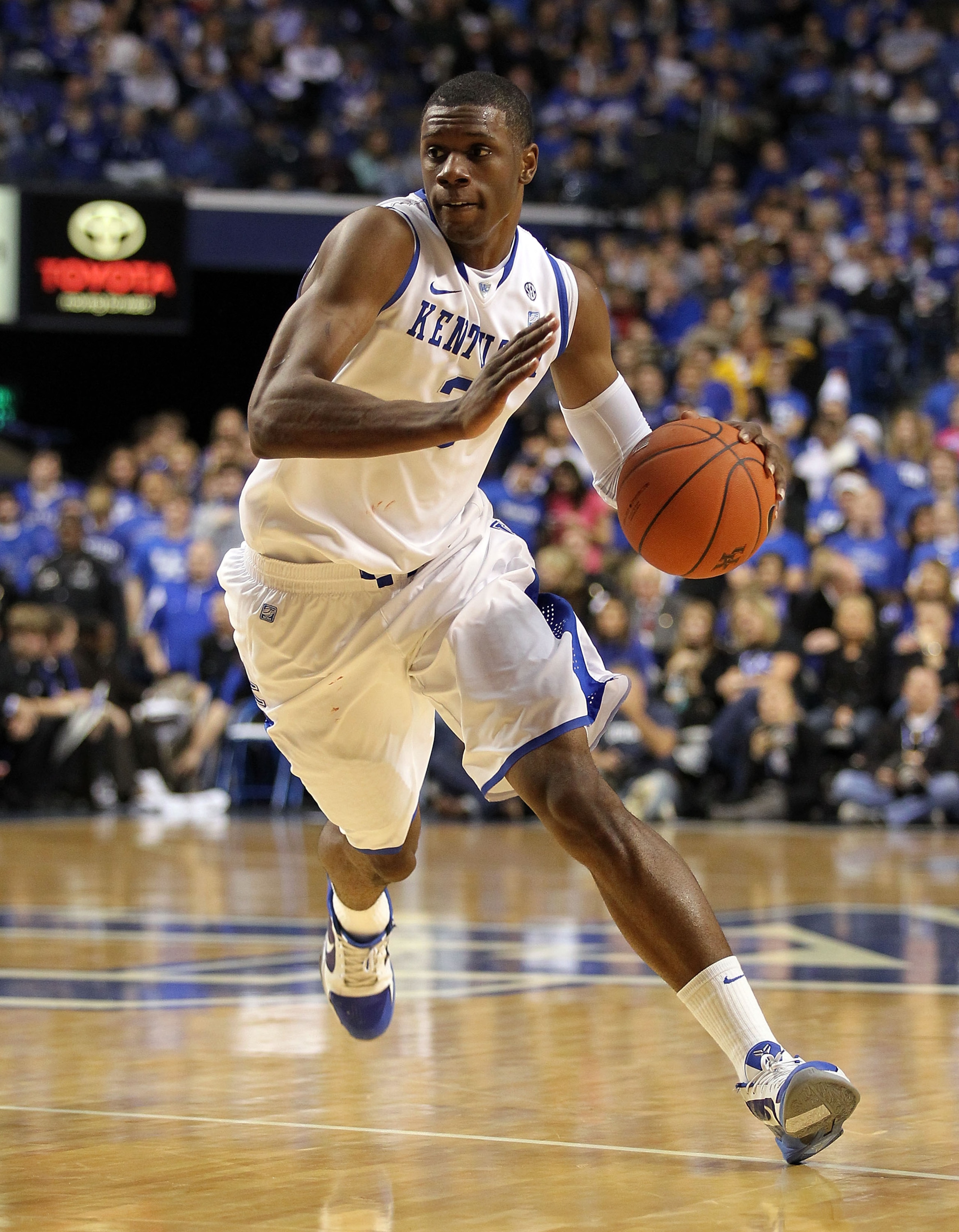 LEXINGTON, KY - DECEMBER 22: Terrence Jones #3 of the Kentucky Wildcats dribbles the ball during the game against the Winthrop Eagles on December 22, 2010 in Lexington, Kentucky. Kentucky won 89-52. (Photo by Andy Lyons/Getty Images) LEXINGTON, KY - DECEMBER 22: Terrence Jones #3 of the Kentucky Wildcats dribbles the ball during the game against the Winthrop Eagles on December 22, 2010 in Lexington, Kentucky. Kentucky won 89-52. (Photo by Andy Lyons/Getty Images)