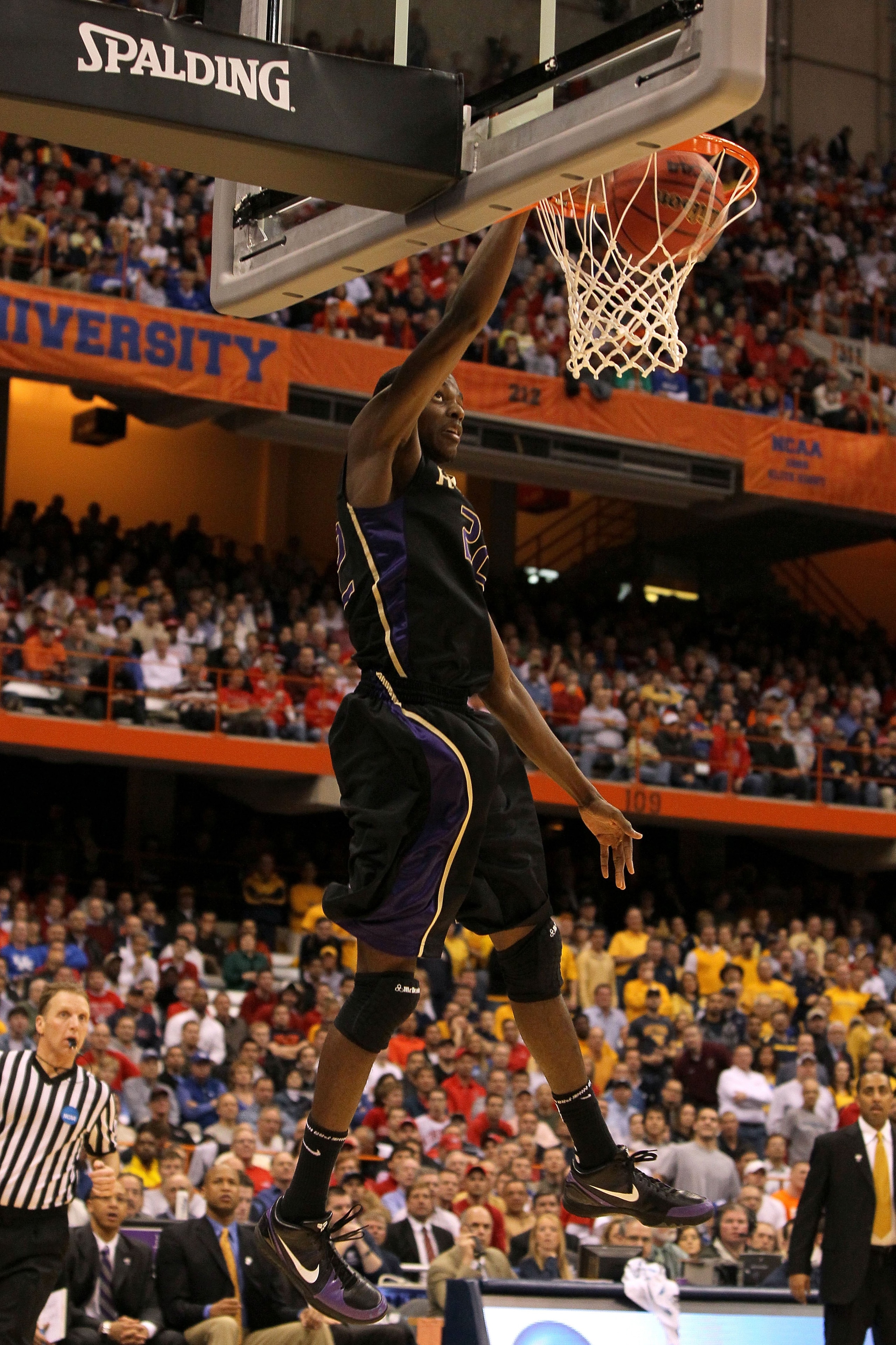 SYRACUSE, NY - MARCH 25:  Justin Holiday #22 of the Washington Huskies dunks against the West Virginia Mountaineers during the east regional semifinal of the 2010 NCAA men's basketball tournament at the Carrier Dome on March 25, 2010 in Syracuse, New York