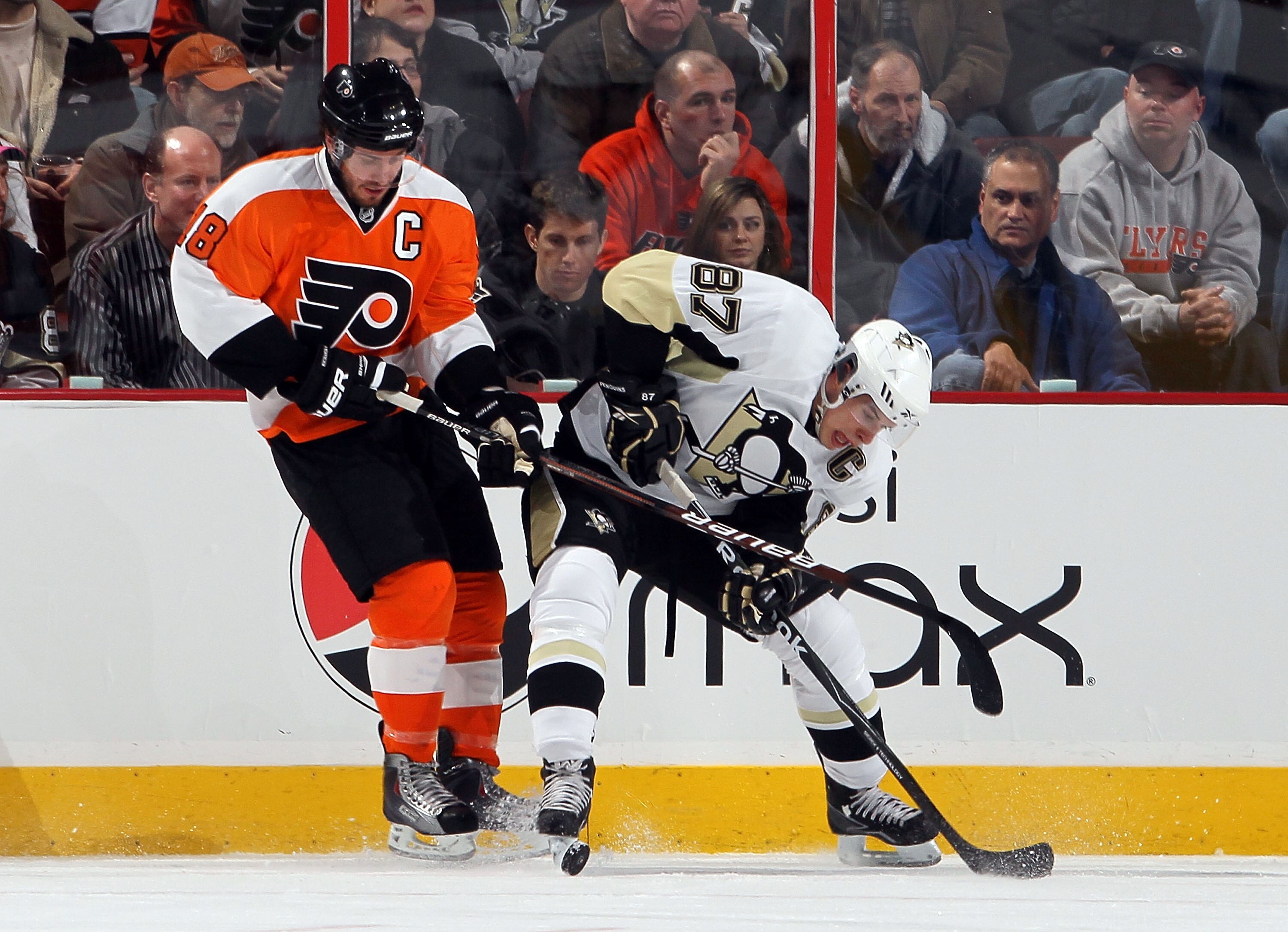 PHILADELPHIA - JANUARY 24:  Sidney Crosby #87 of the Pittsburgh Penguins battles for the puck against Mike Richards #18 of the Philadelphia Flyers on January 24, 2010 at Wachovia Center in Philadelphia, Pennsylvania.  (Photo by Jim McIsaac/Getty Images)