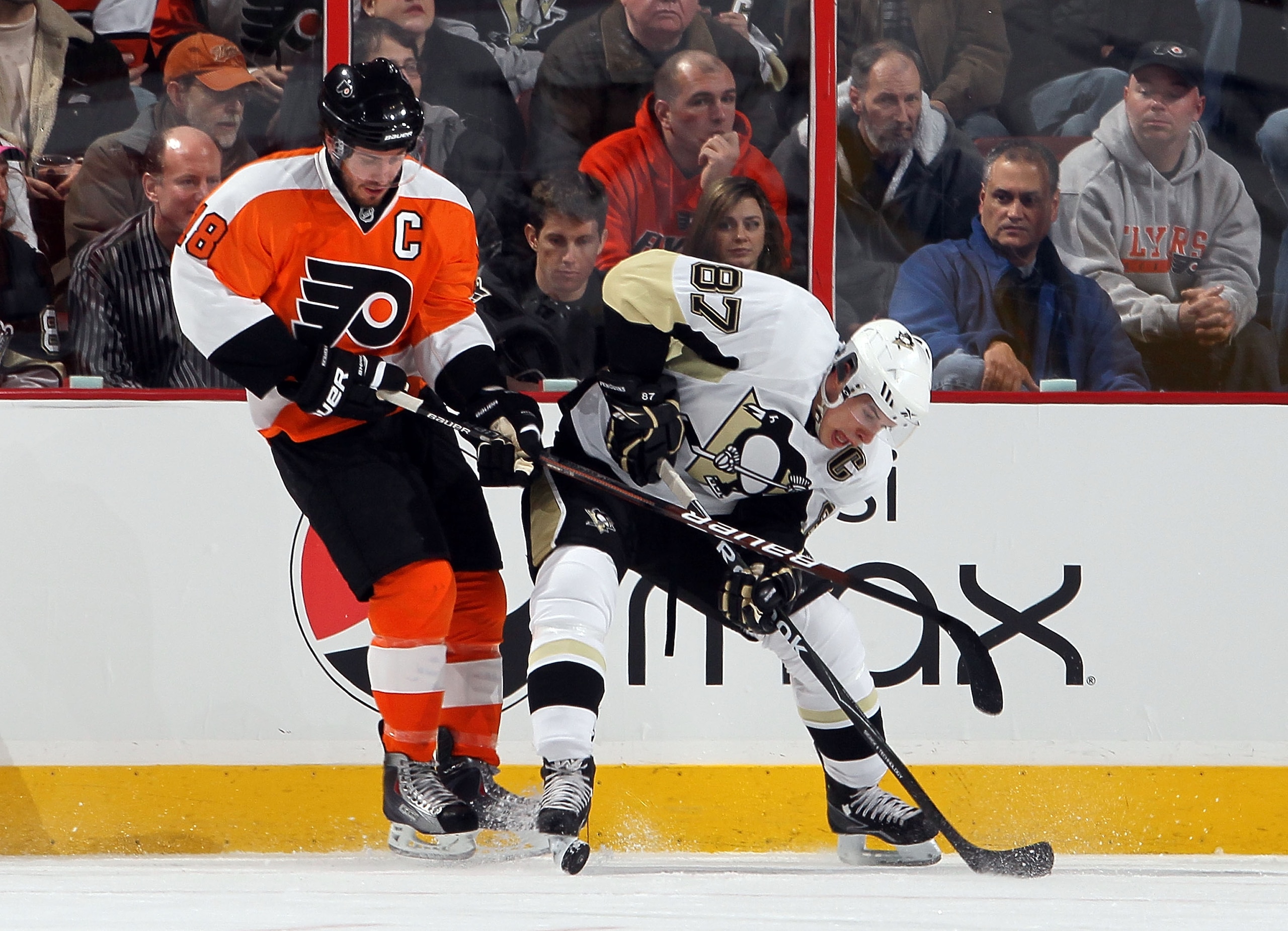 PHILADELPHIA - JANUARY 24:  Sidney Crosby #87 of the Pittsburgh Penguins battles for the puck against Mike Richards #18 of the Philadelphia Flyers on January 24, 2010 at Wachovia Center in Philadelphia, Pennsylvania.  (Photo by Jim McIsaac/Getty Images)