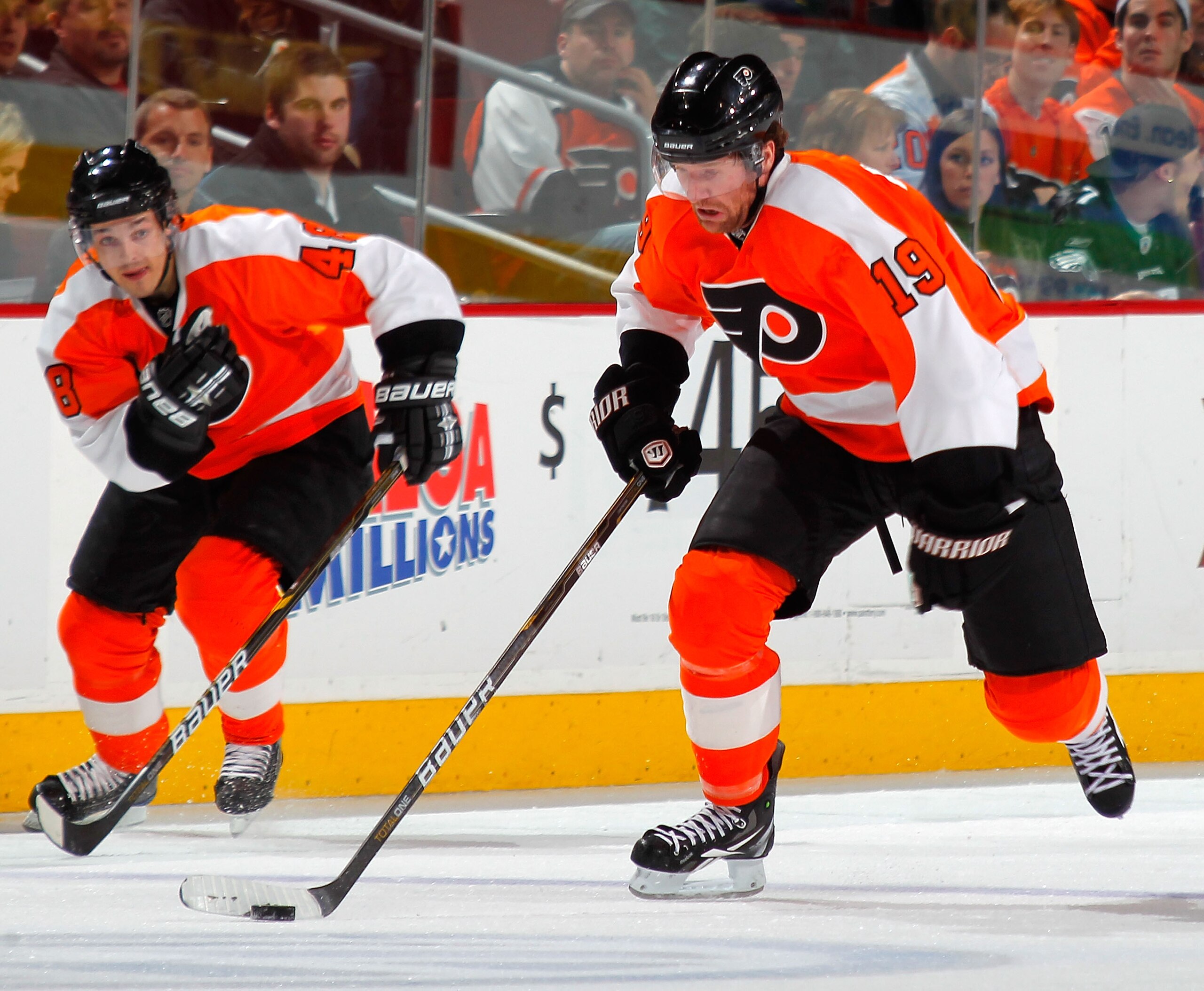 PHILADELPHIA, PA - DECEMBER 20:  Scott Hartnell #19 of the Philadelphia Flyers skates during a hockey game against the Florida Panthers at the Wells Fargo Center  on December 20, 2010 in Philadelphia, Pennsylvania.  (Photo by Paul Bereswill/Getty Images)