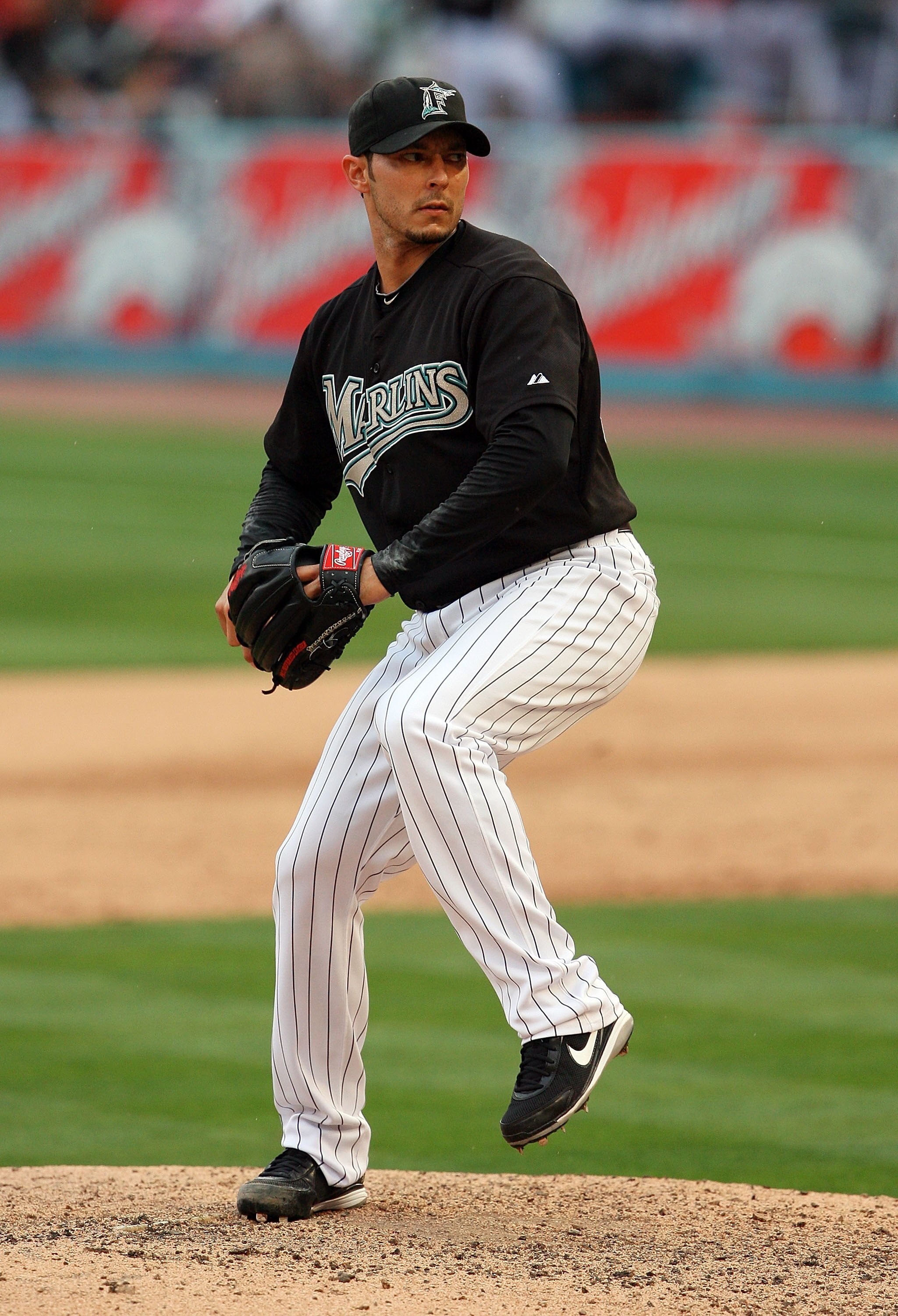 MIAMI - APRIL 11:  Relief pitcher Clay Hensley #32 of the Florida Marlins pitches against the Los Angeles Dodgers at Sun Life Stadium on April 11, 2010 in Miami, Florida. The Marlins defeated the Dodgers 6-5.  (Photo by Doug Benc/Getty Images)