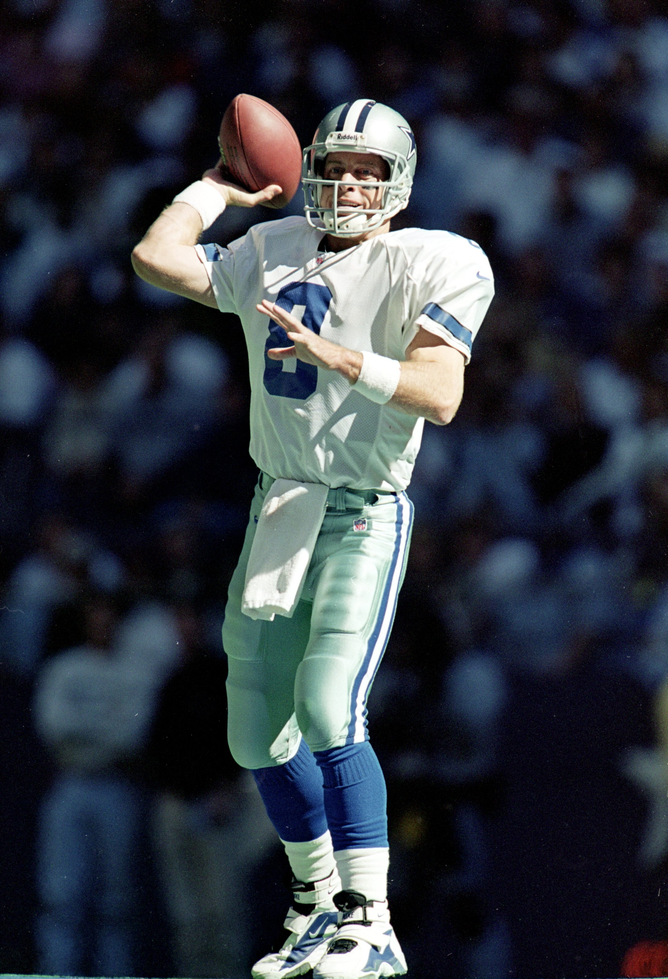 24 Oct 1999: Troy Aikman #8 of the Dallas Cowboys passes the ball during the game against the Washington Redskins at the Texas Stadium in Irving, Texas. The Cowboys defeated the Redskins 38-20. Mandatory Credit: Brian Bahr  /Allsport