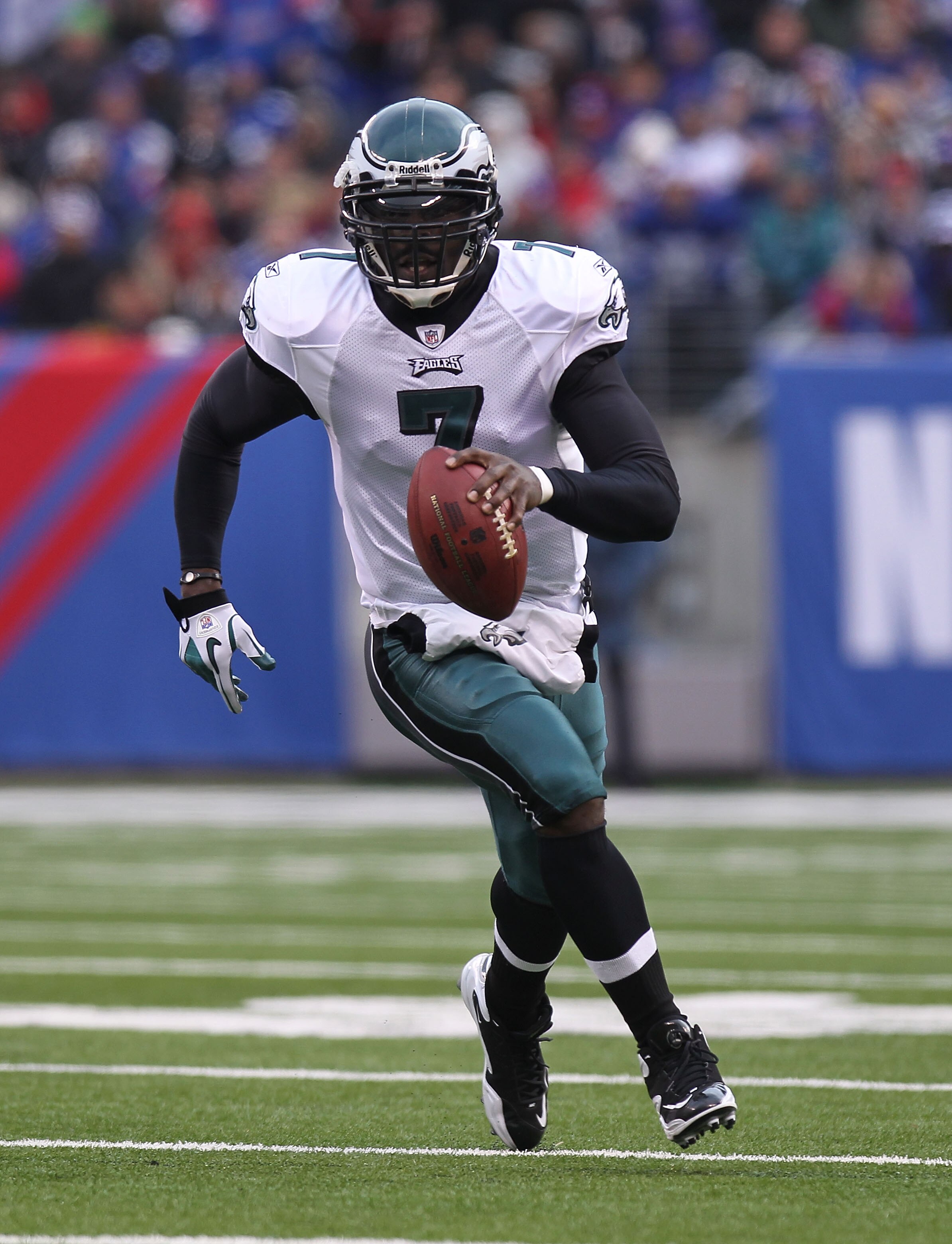 EAST RUTHERFORD, NJ - DECEMBER 19: Michael Vick #7 of the Philadelphia Eagles rushes against the New York Giants at New Meadowlands Stadium on December 19, 2010 in East Rutherford, New Jersey. (Photo by Nick Laham/Getty Images) EAST RUTHERFORD, NJ - DECEMBER 19: Michael Vick #7 of the Philadelphia Eagles rushes against the New York Giants at New Meadowlands Stadium on December 19, 2010 in East Rutherford, New Jersey. (Photo by Nick Laham/Getty Images)