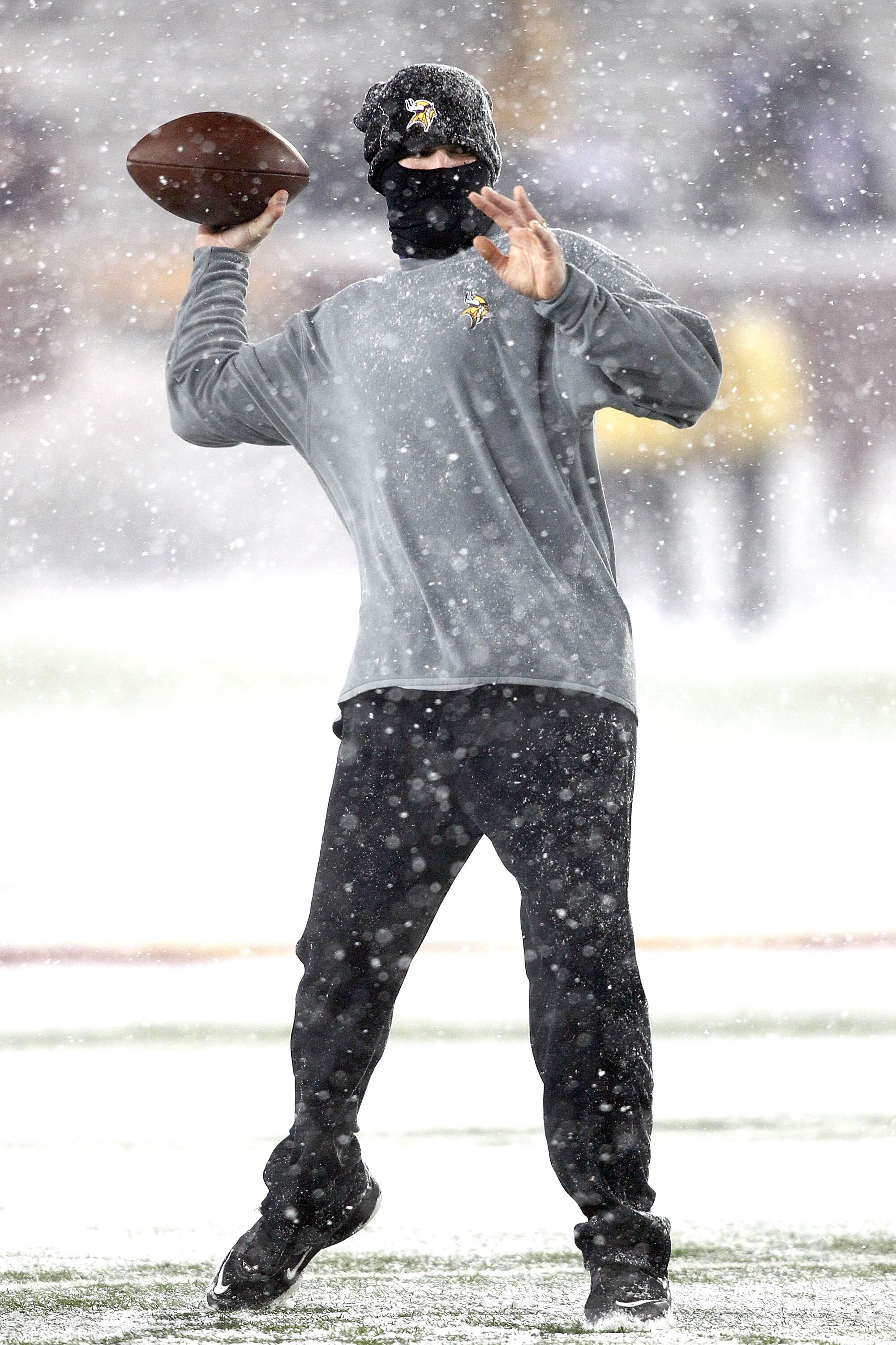 MINNEAPOLIS, MN - DECEMBER 20:  Quarterback Brett Favre of the Minnesota Vikings warms up before the Vikings game against the Chicago Bears at TCF Bank Stadium on December 20, 2010 in Minneapolis, Minnesota.  (Photo by Matthew Stockman/Getty Images)