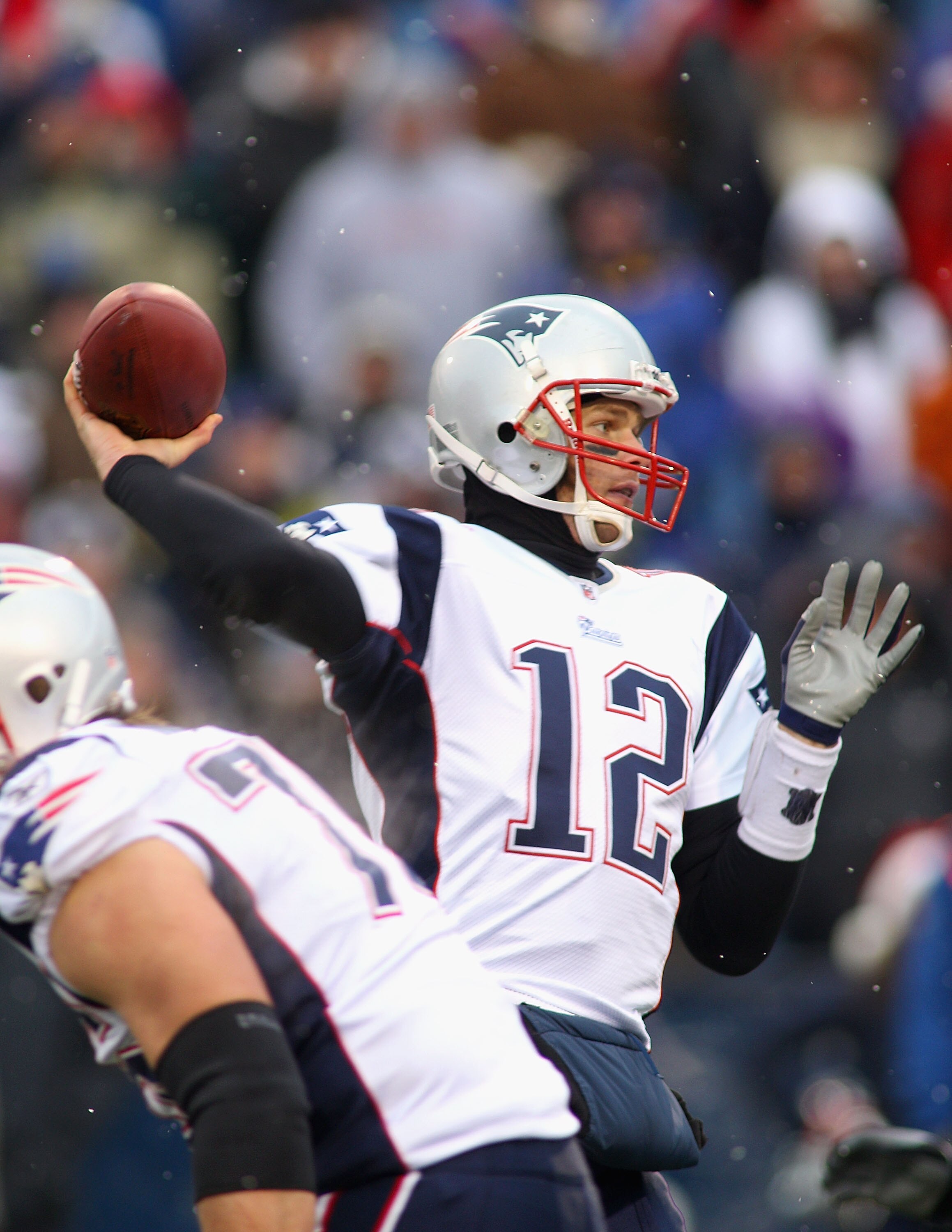 ORCHARD PARK, NY - DECEMBER 26:  Tom Brady #12 of the New England Patriots throws a pass against the Buffalo Bills  at Ralph Wilson Stadium on December 26, 2010 in Orchard Park, New York.  New England won 34-3.  (Photo by Rick Stewart/Getty Images)