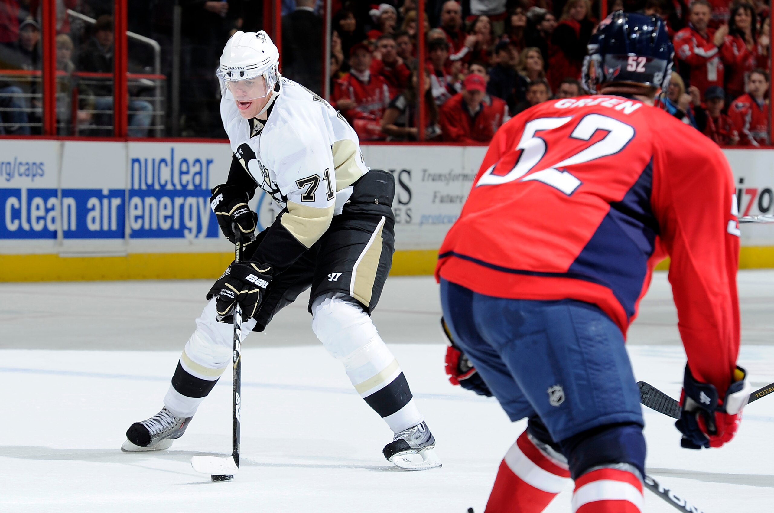 WASHINGTON, DC - DECEMBER 23:  Evgeni Malkin #71 of the Pittsburgh Penguins brings the puck down the ice against the Washington Capitals at the Verizon Center on December 23, 2010 in Washington DC.  (Photo by Greg Fiume/Getty Images)