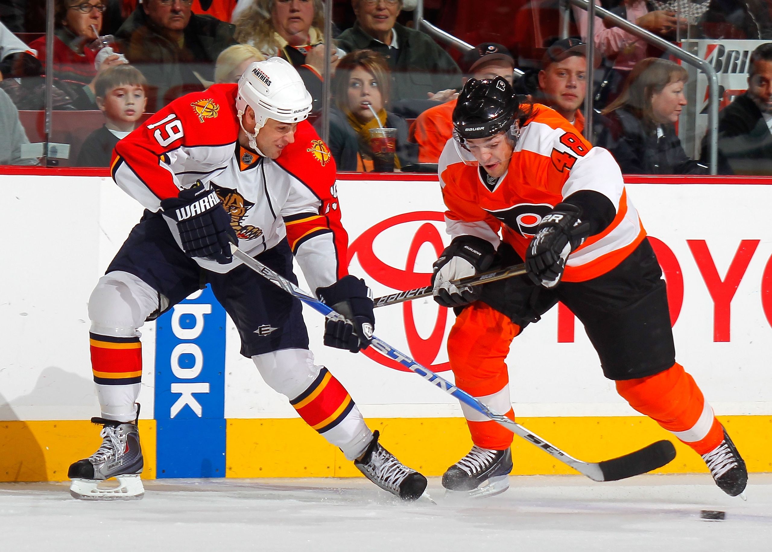 PHILADELPHIA, PA - DECEMBER 20:  Marty Reasoner #19 of the Florida Panthers gets off a pass in front of Danny Briere #48 of the Philadelphia Flyers during the first period of a hockey game at the Wells Fargo Center  on December 20, 2010 in Philadelphia, P