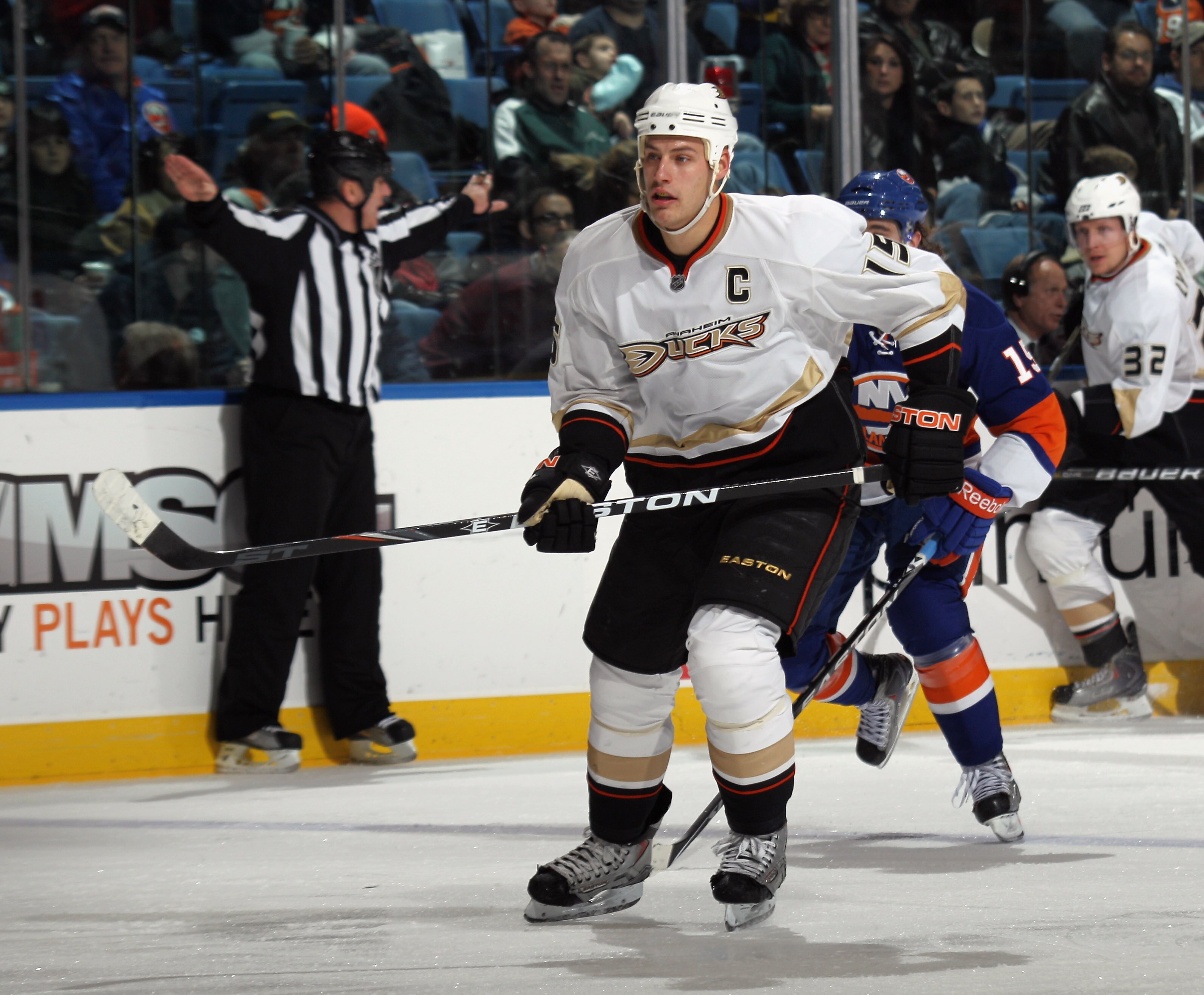 UNIONDALE, NY - DECEMBER 16:  Ryan Getzlaf #15 of the Anaheim Ducks skates against the New York Islanders at the Nassau Coliseum on December 16, 2010 in Uniondale, New York.  (Photo by Bruce Bennett/Getty Images)
