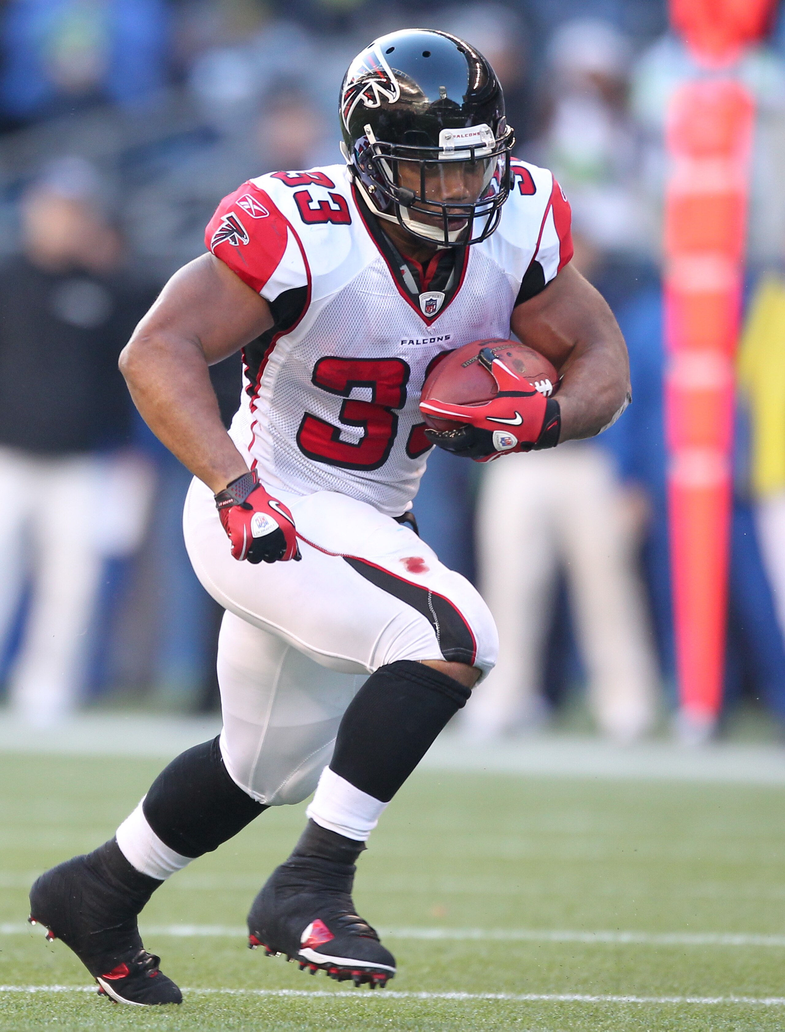 SEATTLE, WA - DECEMBER 19:  Running back Michael Turner #33 of the Atlanta Falcons rushes against the Seattle Seahawks at Qwest Field on December 19, 2010 in Seattle, Washington. (Photo by Otto Greule Jr/Getty Images)