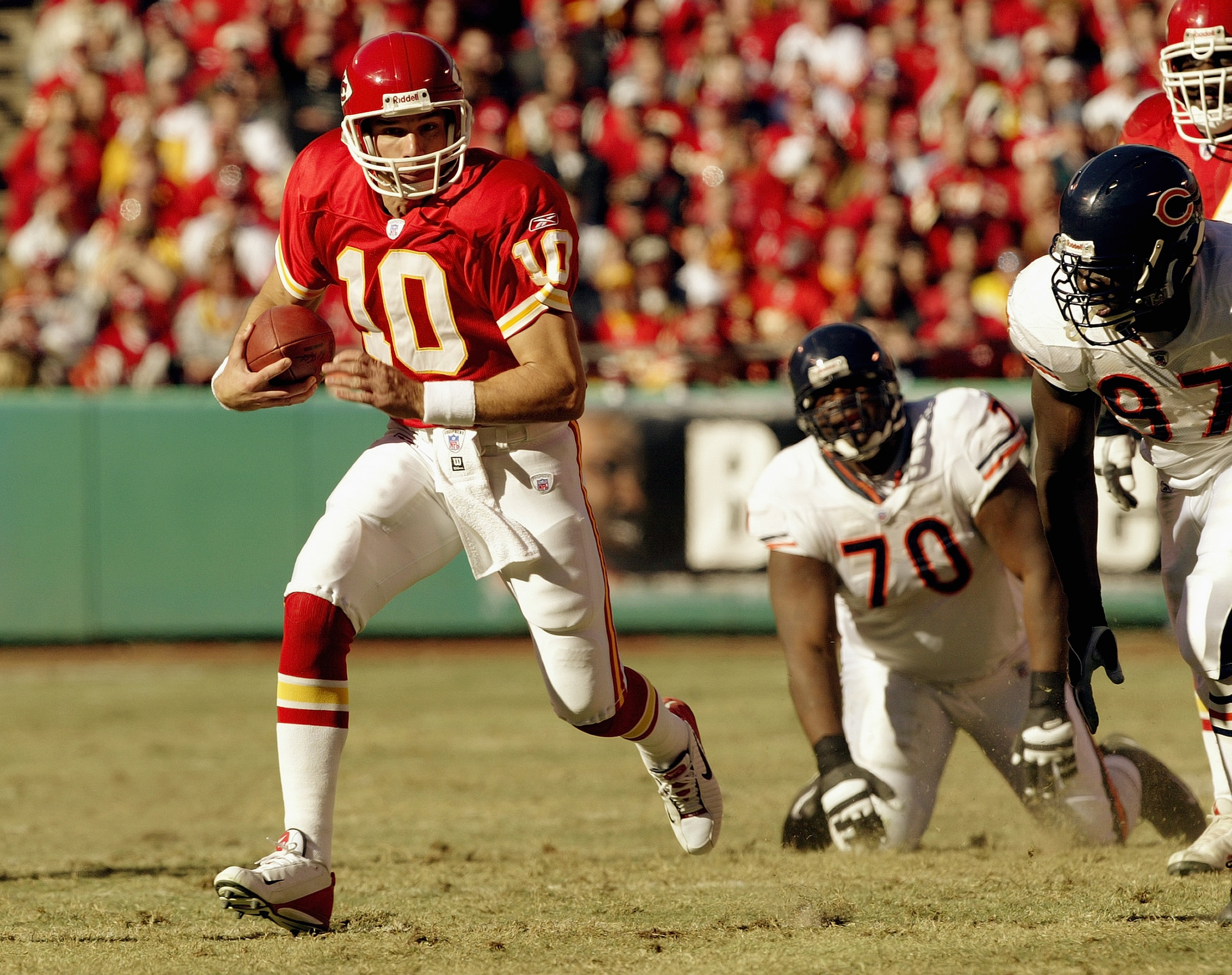 KANSAS CITY, MO - DECEMBER 28:  Quarterback Trent Green #10 of the Kansas City Chiefs runs the football during the game against the Chicago Bears on December 28, 2003 at Arrowhead Stadium in Kansas City, Missouri.  The Chiefs defeated the Bears 31-3. (Pho