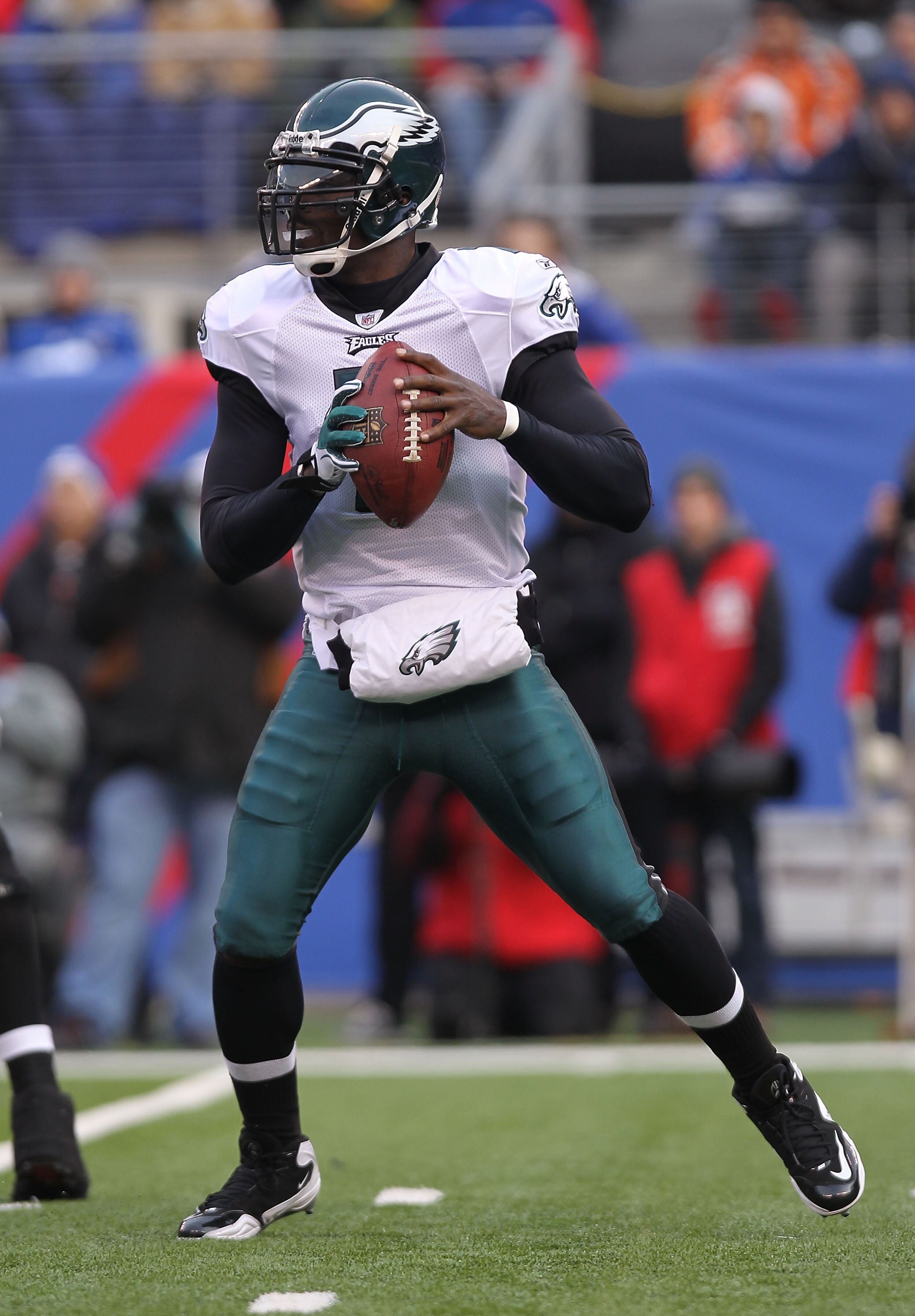 EAST RUTHERFORD, NJ - DECEMBER 19:  Michael Vick #7 of the Philadelphia Eagles against the New York Giants at New Meadowlands Stadium on December 19, 2010 in East Rutherford, New Jersey.  (Photo by Nick Laham/Getty Images)