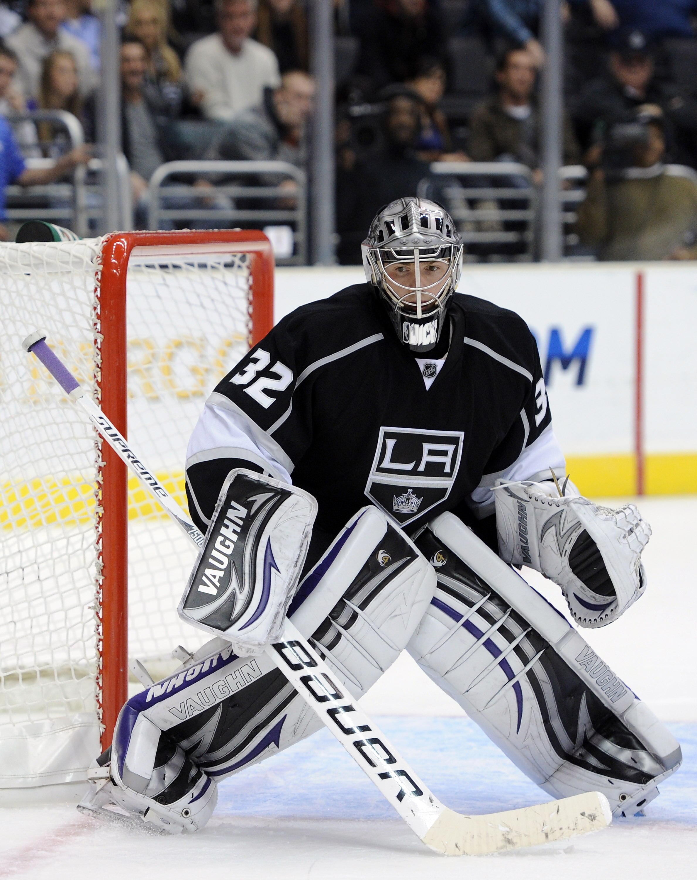 LOS ANGELES, CA - NOVEMBER 11:  Jonathan Quick #32 of the Los Angeles Kings in goal in a 3-1 win against the Dallas Stars at the Staples Center on November 11, 2010 in Los Angeles, California.  (Photo by Harry How/Getty Images)