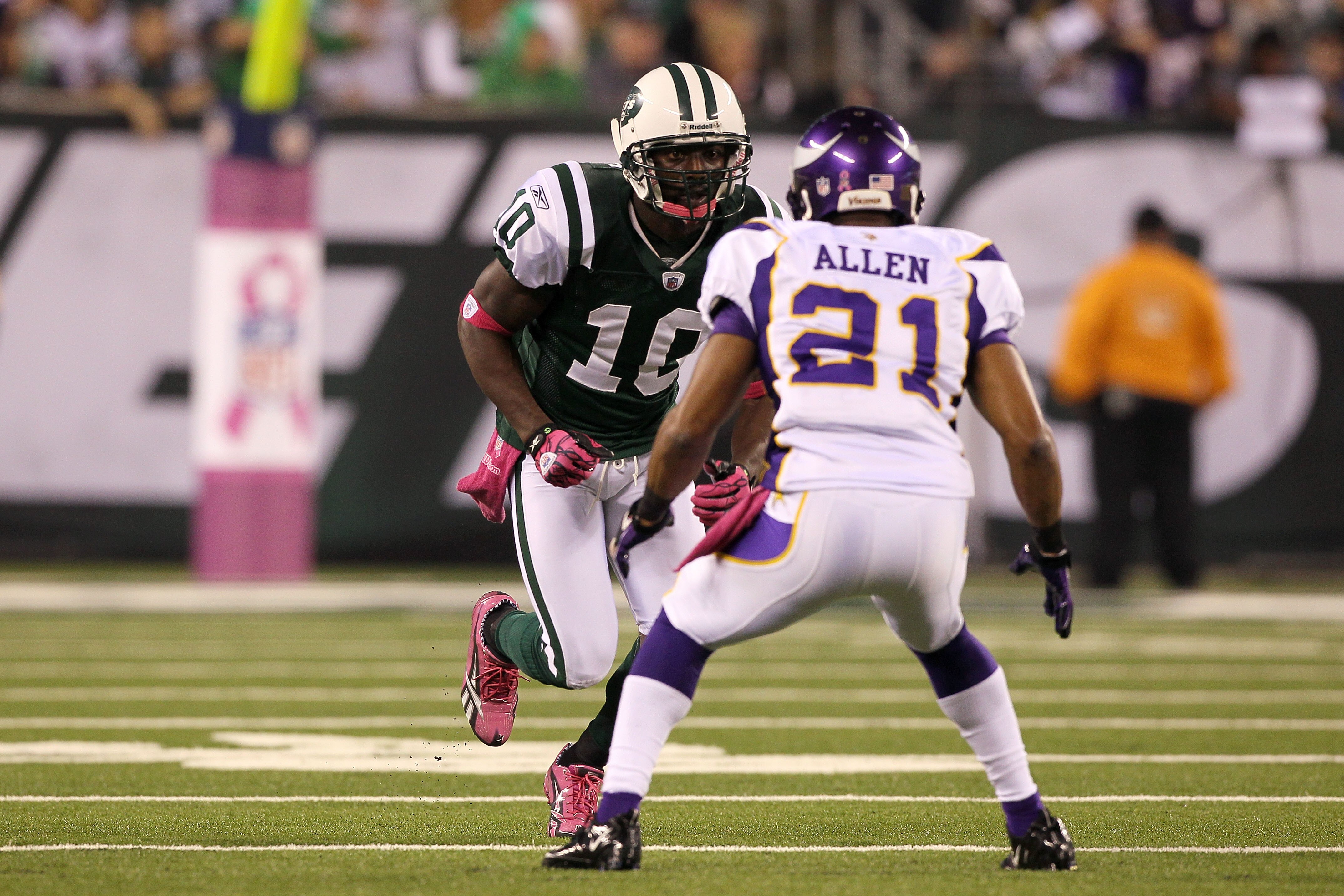 EAST RUTHERFORD, NJ - OCTOBER 11:  Santonio Holmes #10 of the New York Jets runs a pattern against Asher ALlen #21 of the Minnesota Vikings at New Meadowlands Stadium on October 11, 2010 in East Rutherford, New Jersey.  (Photo by Jim McIsaac/Getty Images)