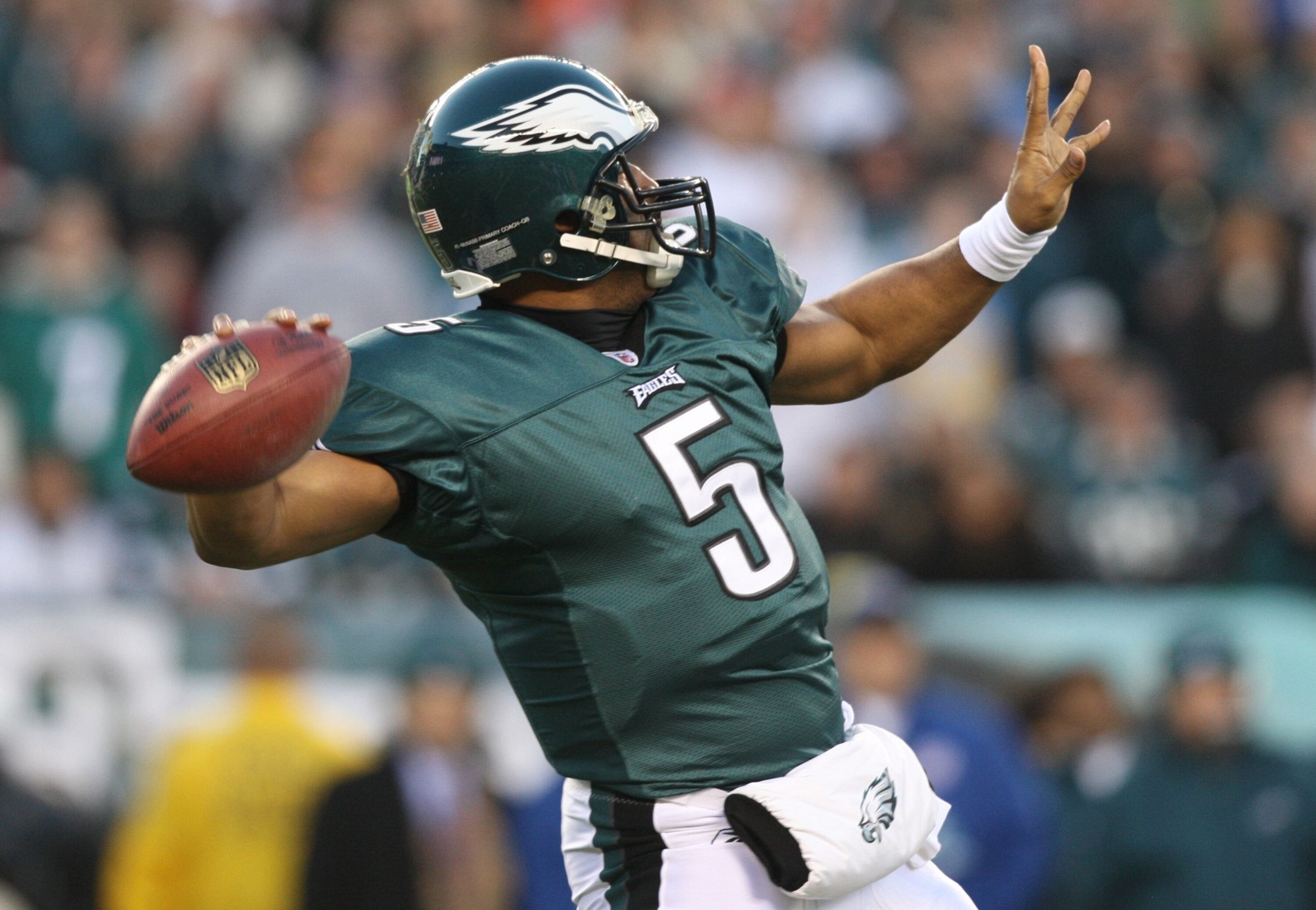 PHILADELPHIA - DECEMBER 27 : Donovan McNabb #5 of the Philadelphia Eagles throws a pass against the Denver Broncos at Lincoln Financial Field on December 27, 2009 in Philadelphia, Pennsylvania. (Photo by Jim McIsaac/Getty Images)