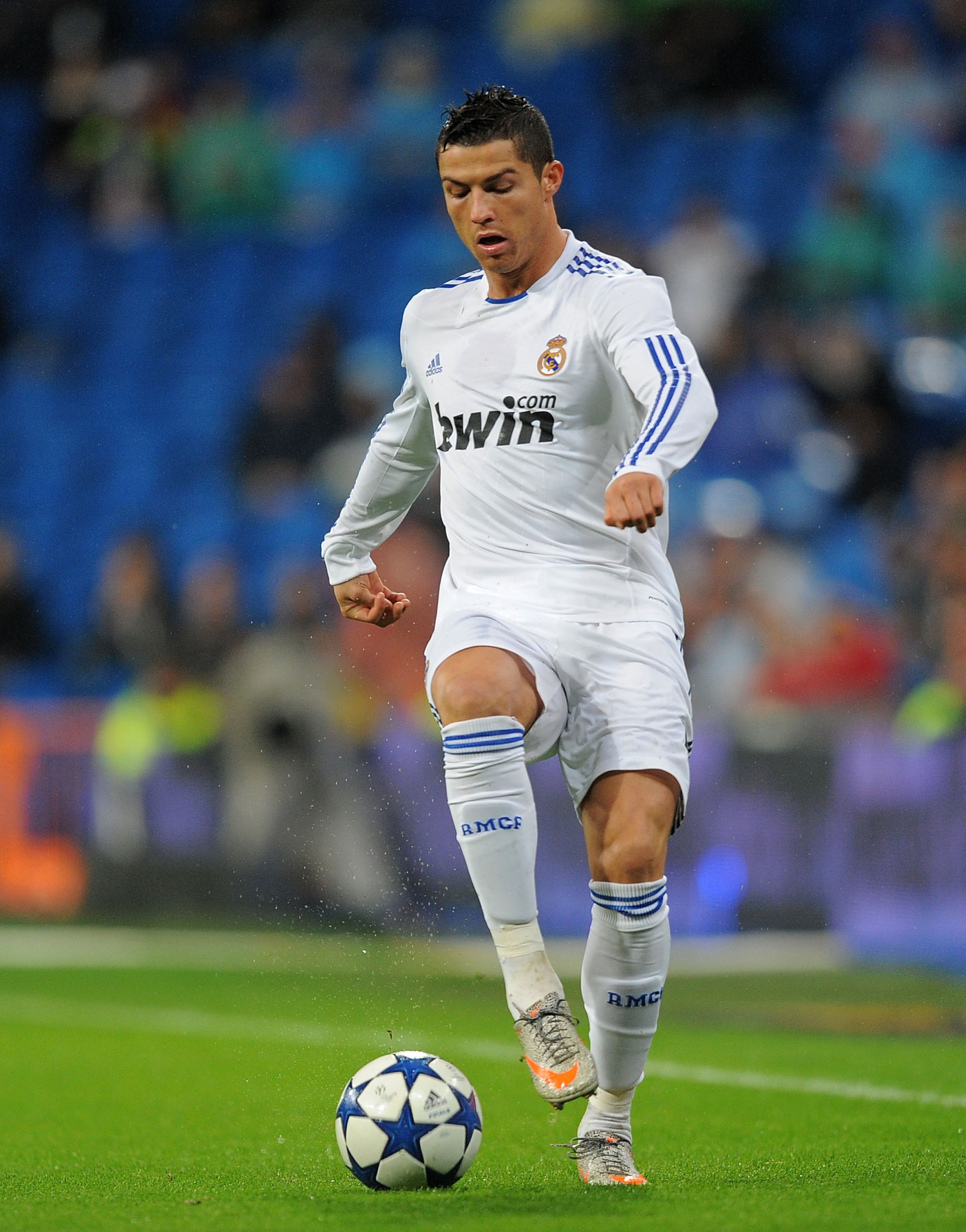 MADRID, SPAIN - DECEMBER 22: Cristiano Ronaldo controls the ball during the first leg round of 16 Copa del Rey match between Real Madrid and Levante at Estadio Santiago Bernabeu on December 22, 2010 in Madrid, Spain. (Photo by Denis Doyle/Getty Images) MADRID, SPAIN - DECEMBER 22: Cristiano Ronaldo controls the ball during the first leg round of 16 Copa del Rey match between Real Madrid and Levante at Estadio Santiago Bernabeu on December 22, 2010 in Madrid, Spain. (Photo by Denis Doyle/Getty Images)
