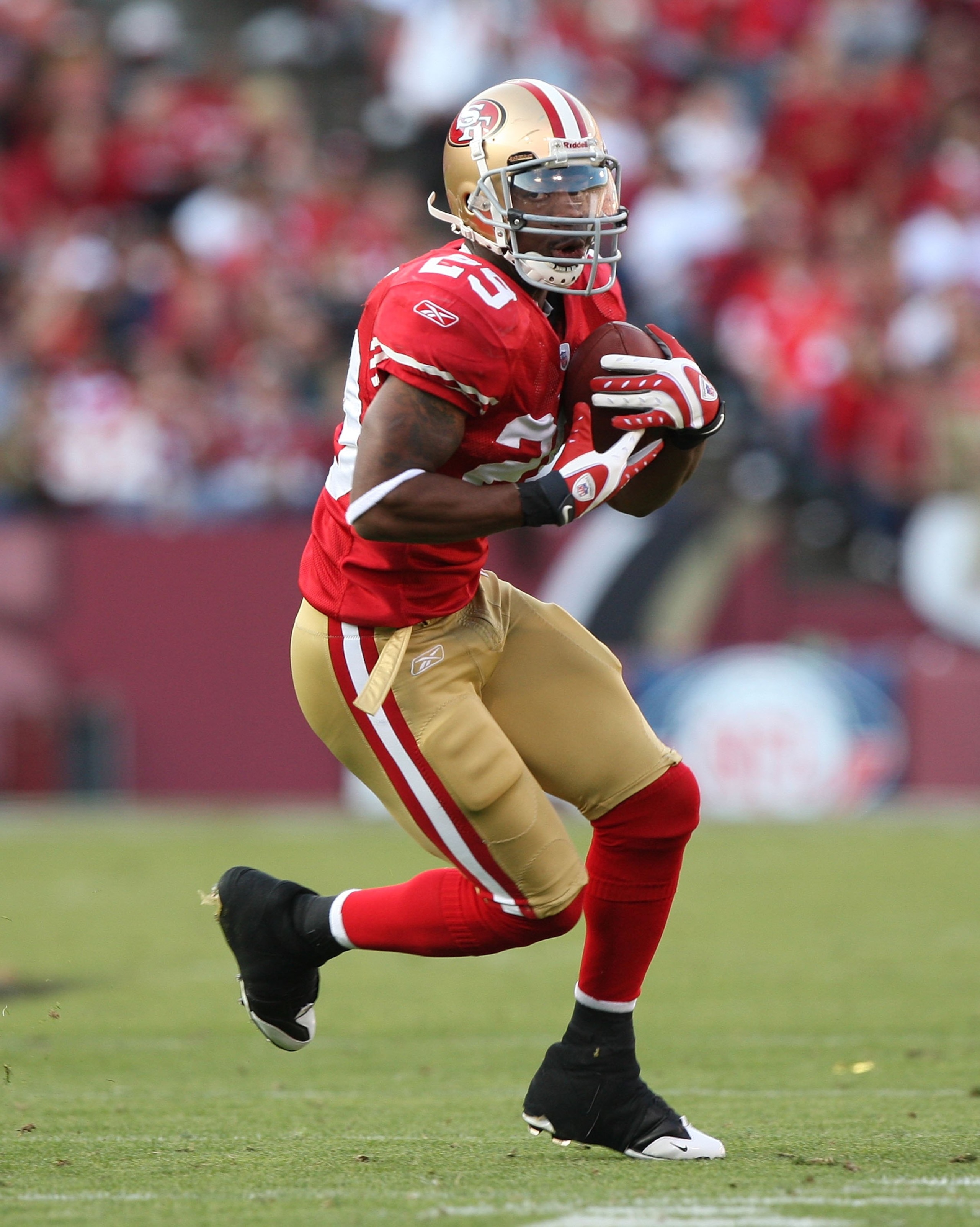SAN FRANCISCO - NOVEMBER 08: Glen Coffee #29 of the San Francisco 49ers in action against the Tennessee Titans during an NFL game on November 8, 2009 at Candlestick Park in San Francisco, California.  (Photo by Jed Jacobsohn/Getty Images)