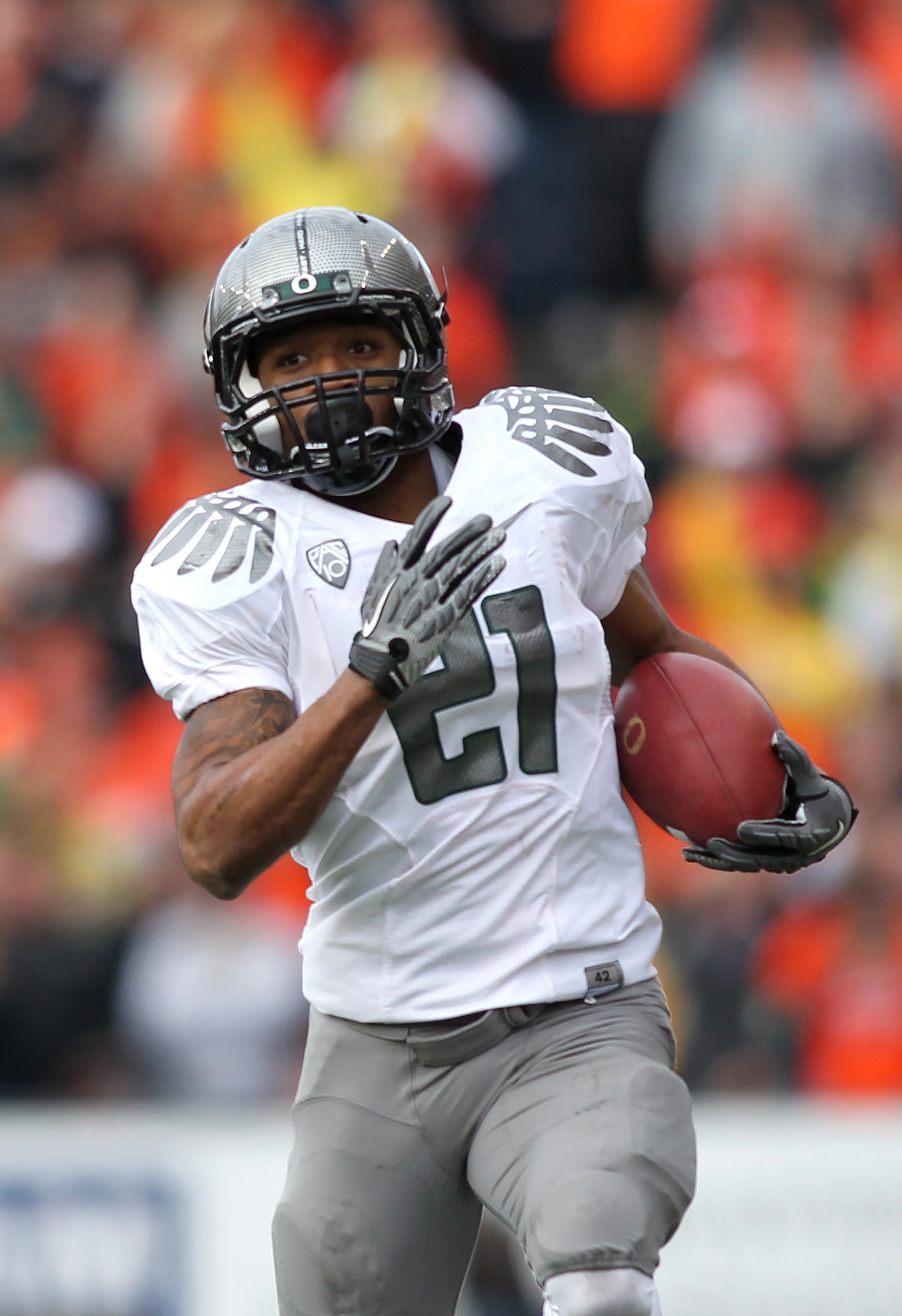 CORVALLIS, OR - DECEMBER 04: LaMichael James #21 of the Oregon Ducks runs te ball against the Oregon State Beavers during the 114th Civil War on December 4, 2010 at the Reser Stadium in Corvallis, Oregon. (Photo by Jonathan Ferrey/Getty Images) CORVALLIS, OR - DECEMBER 04: LaMichael James #21 of the Oregon Ducks runs te ball against the Oregon State Beavers during the 114th Civil War on December 4, 2010 at the Reser Stadium in Corvallis, Oregon. (Photo by Jonathan Ferrey/Getty Images)