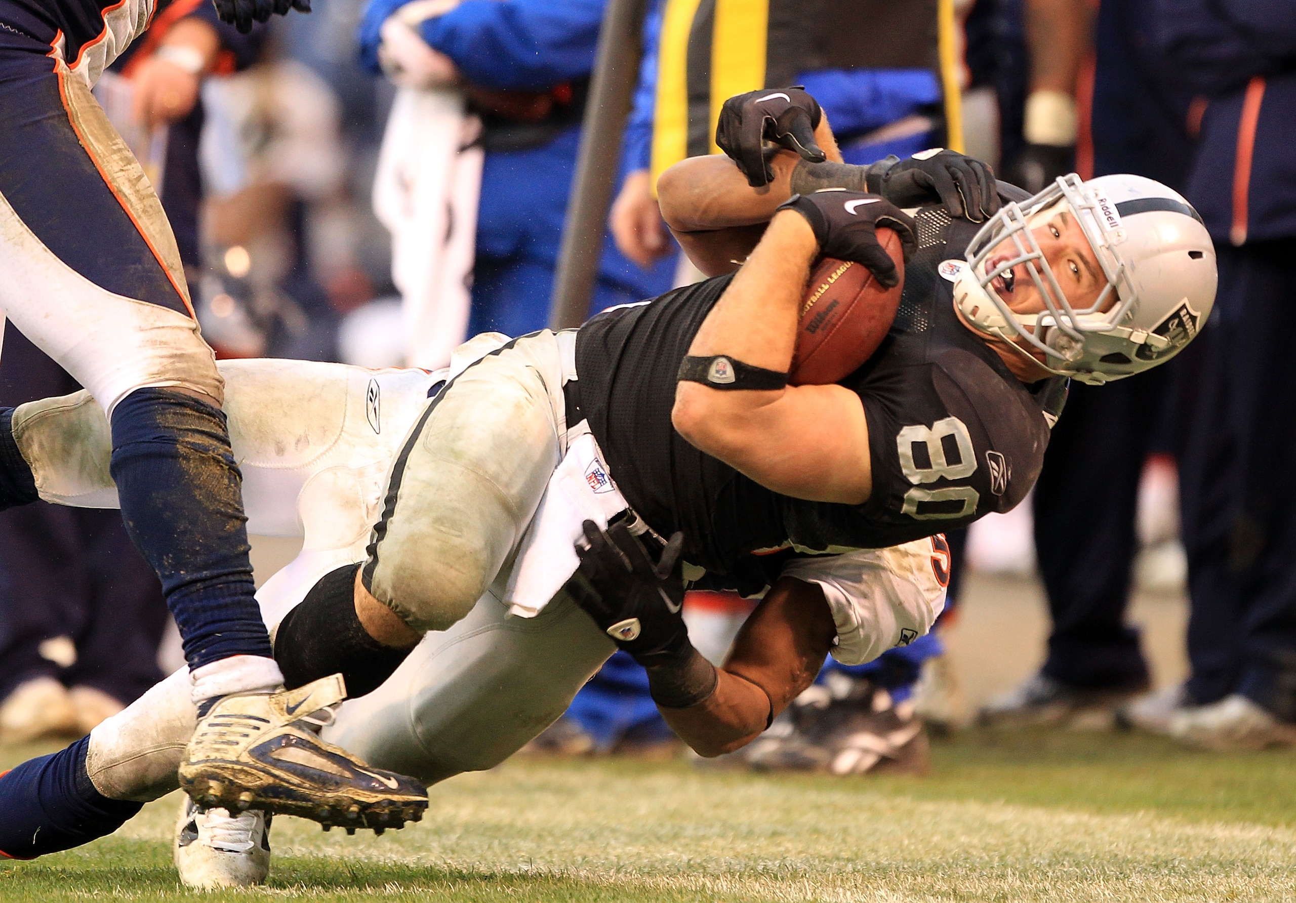 OAKLAND, CA - DECEMBER 19:  Zach Miller #80 of the Oakland Raiders in action during their game against the Denver Broncos at Oakland-Alameda County Coliseum on December 19, 2010 in Oakland, California.  (Photo by Ezra Shaw/Getty Images)