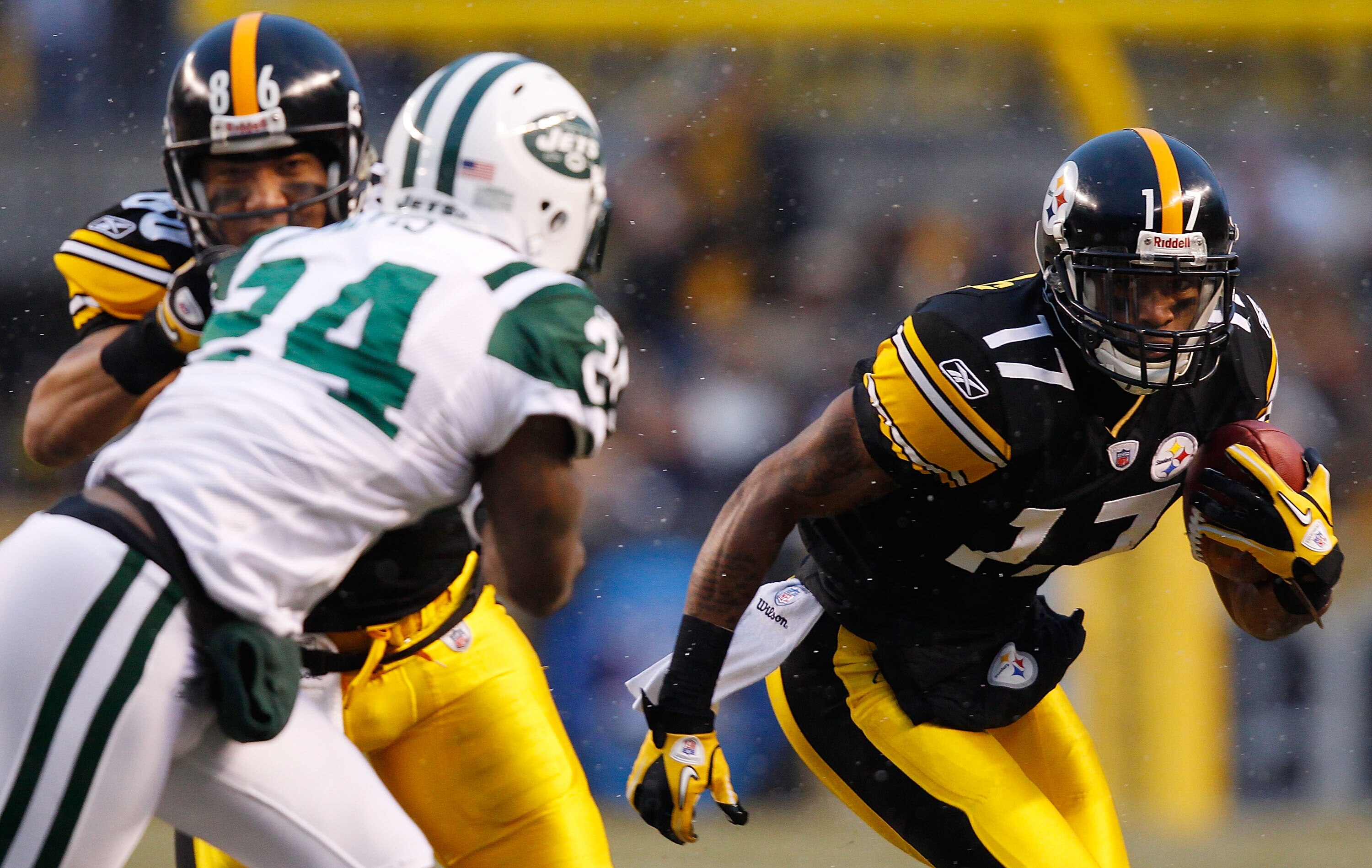 PITTSBURGH - DECEMBER 19:  Mike Wallace #17 of the Pittsburgh Steelers runs around the New York Jets defense after making a catch during the game on December 19, 2010 at Heinz Field in Pittsburgh, Pennsylvania.  (Photo by Jared Wickerham/Getty Images)