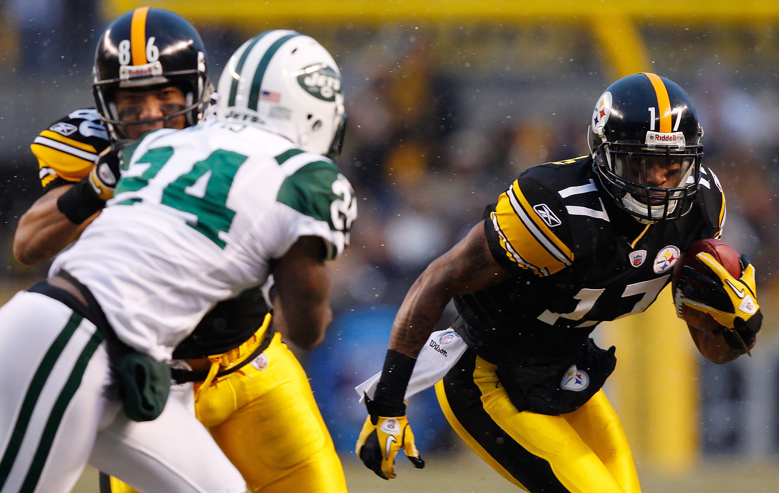 PITTSBURGH - DECEMBER 19:  Mike Wallace #17 of the Pittsburgh Steelers runs around the New York Jets defense after making a catch during the game on December 19, 2010 at Heinz Field in Pittsburgh, Pennsylvania.  (Photo by Jared Wickerham/Getty Images)