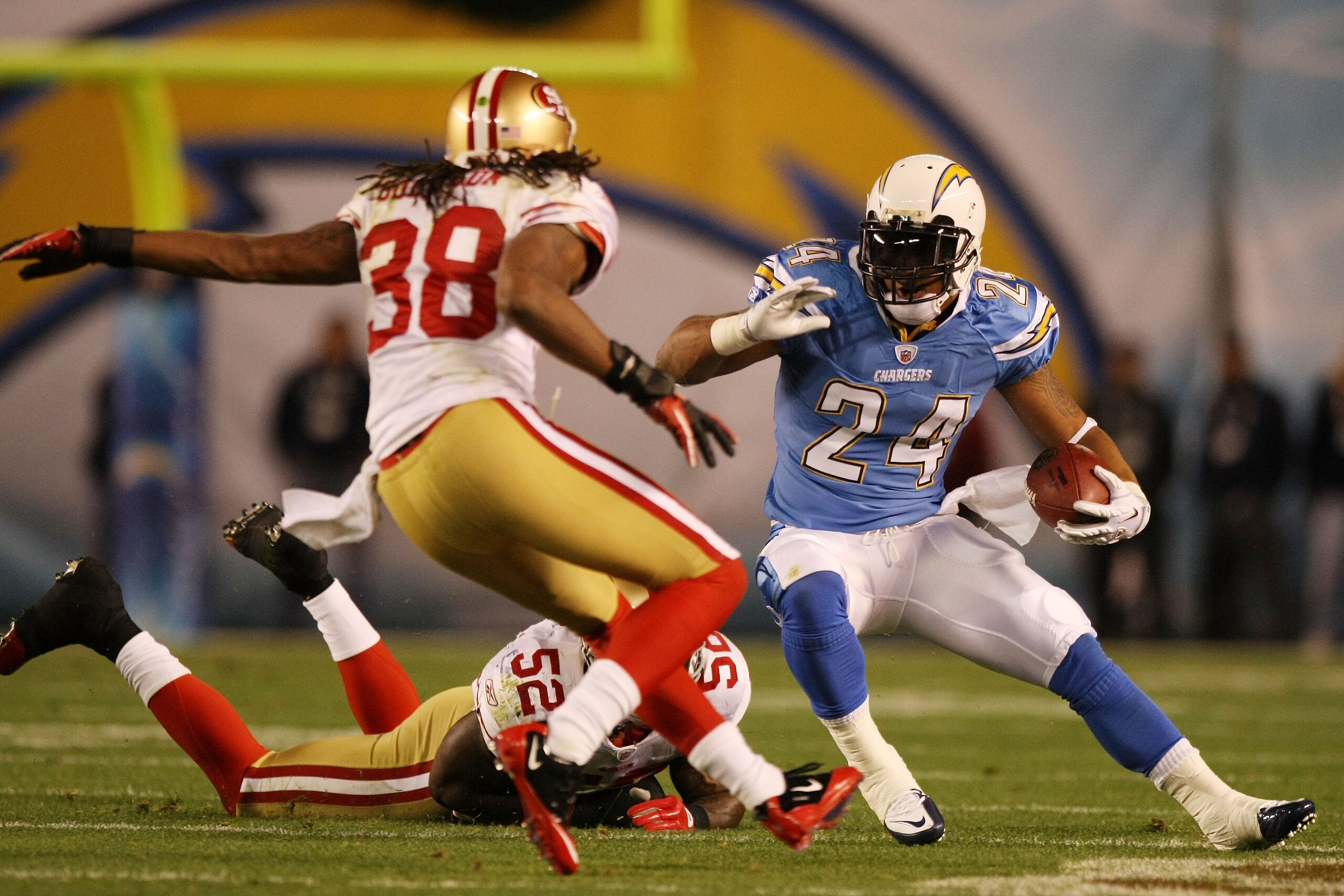 SAN DIEGO, CA - DECEMBER 16:  Running back Ryan Mathews #24 of the San Diego Chargers rushes with the ball against the San Francisco 49ers at Qualcomm Stadium on December 16, 2010 in San Diego, California.  (Photo by Donald Miralle/Getty Images)