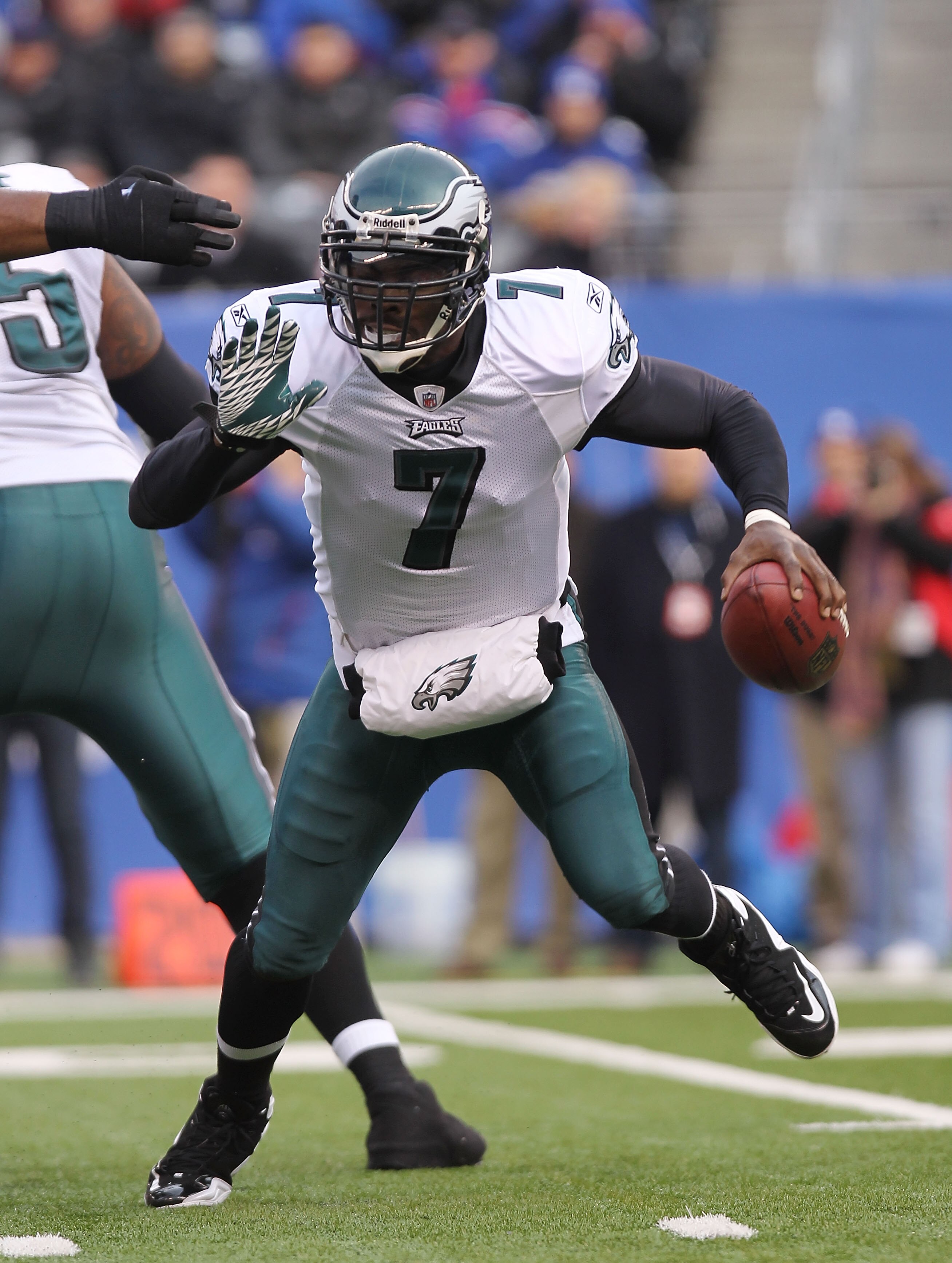 EAST RUTHERFORD, NJ - DECEMBER 19:  Michael Vick #7 of the Philadelphia Eagles against the New York Giants at New Meadowlands Stadium on December 19, 2010 in East Rutherford, New Jersey.  (Photo by Nick Laham/Getty Images)