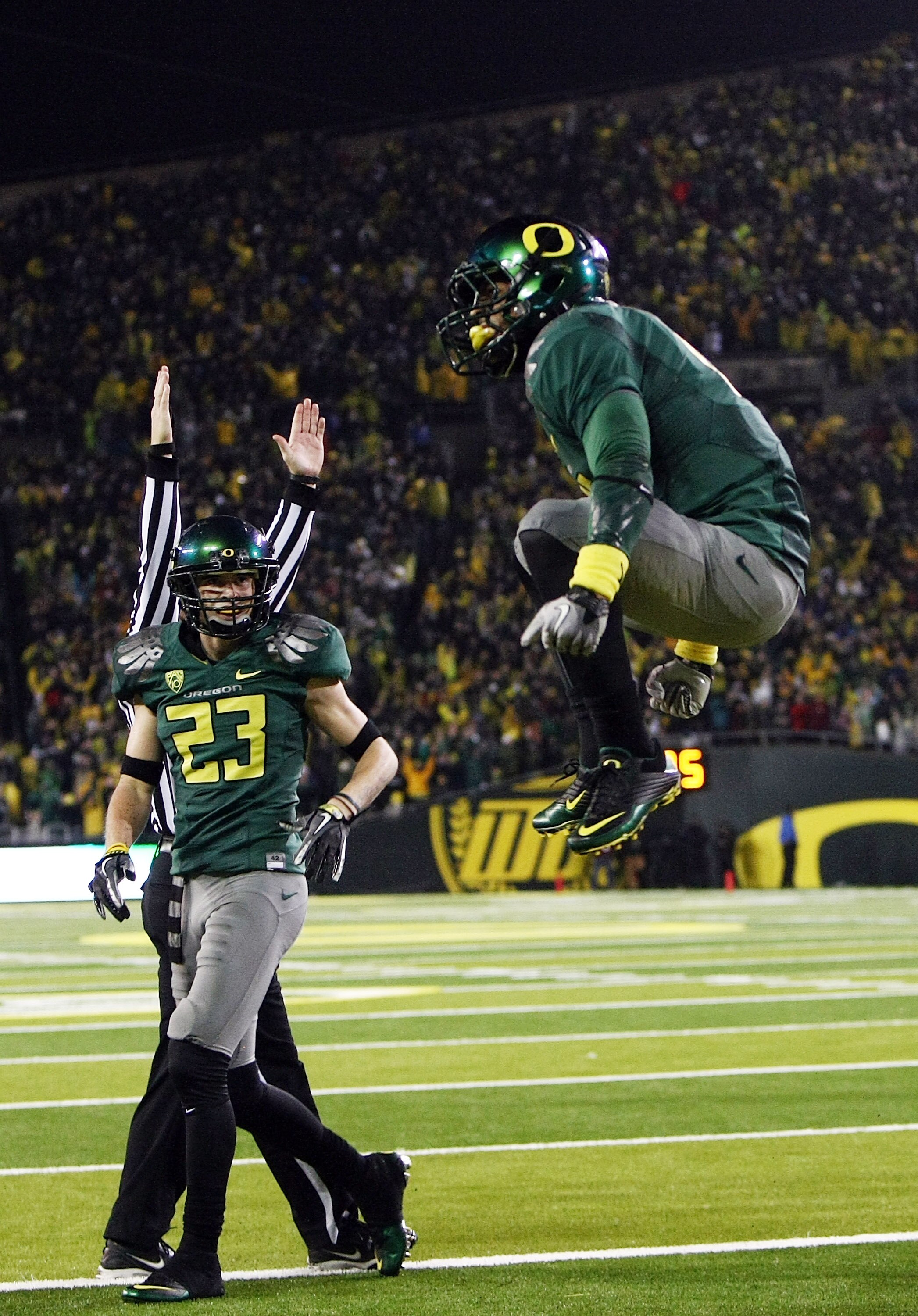EUGENE, OR - NOVEMBER 26:  LaMichael James #21 of the Oregon Ducks celebrates a touchdown run against the Arizona Wildcats on November 26, 2010 at the Autzen Stadium in Eugene, Oregon.  (Photo by Jonathan Ferrey/Getty Images)