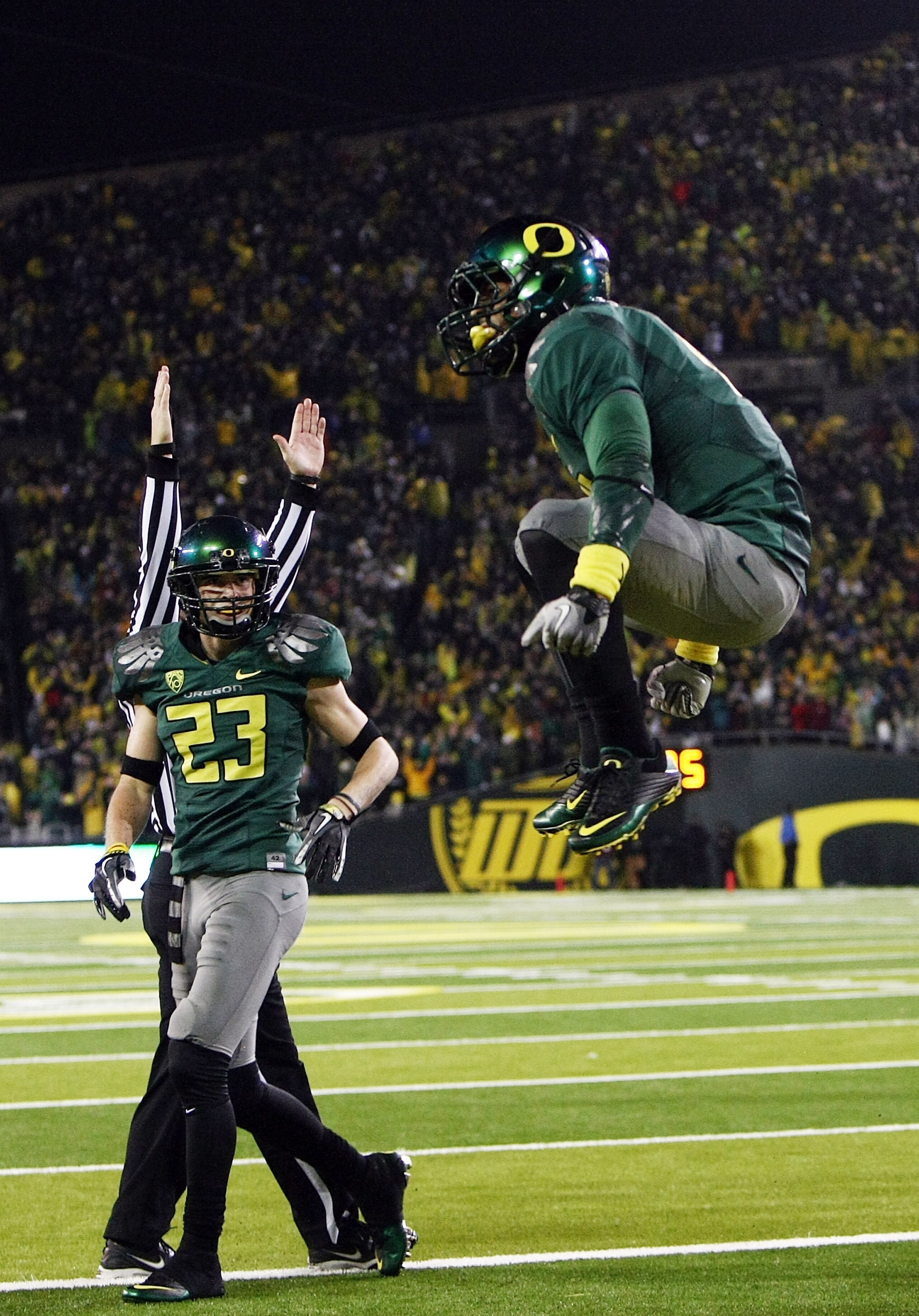 EUGENE, OR - NOVEMBER 26: LaMichael James #21 of the Oregon Ducks celebrates a touchdown run against the Arizona Wildcats on November 26, 2010 at the Autzen Stadium in Eugene, Oregon. (Photo by Jonathan Ferrey/Getty Images) EUGENE, OR - NOVEMBER 26: LaMichael James #21 of the Oregon Ducks celebrates a touchdown run against the Arizona Wildcats on November 26, 2010 at the Autzen Stadium in Eugene, Oregon. (Photo by Jonathan Ferrey/Getty Images)