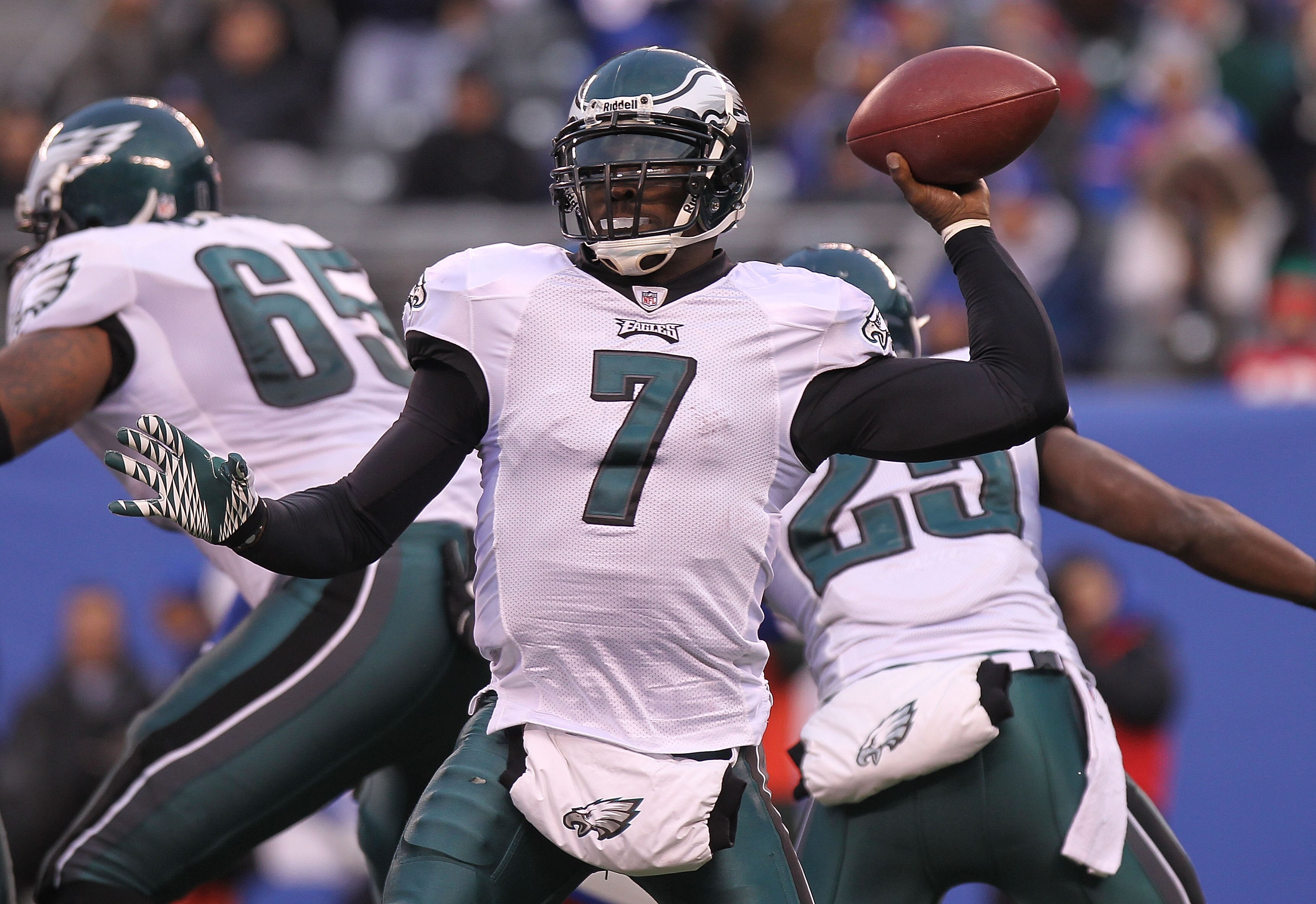 EAST RUTHERFORD, NJ - DECEMBER 19:  Michael Vick #7 of the Philadelphia Eagles passes against the New York Giants at New Meadowlands Stadium on December 19, 2010 in East Rutherford, New Jersey.  (Photo by Nick Laham/Getty Images)