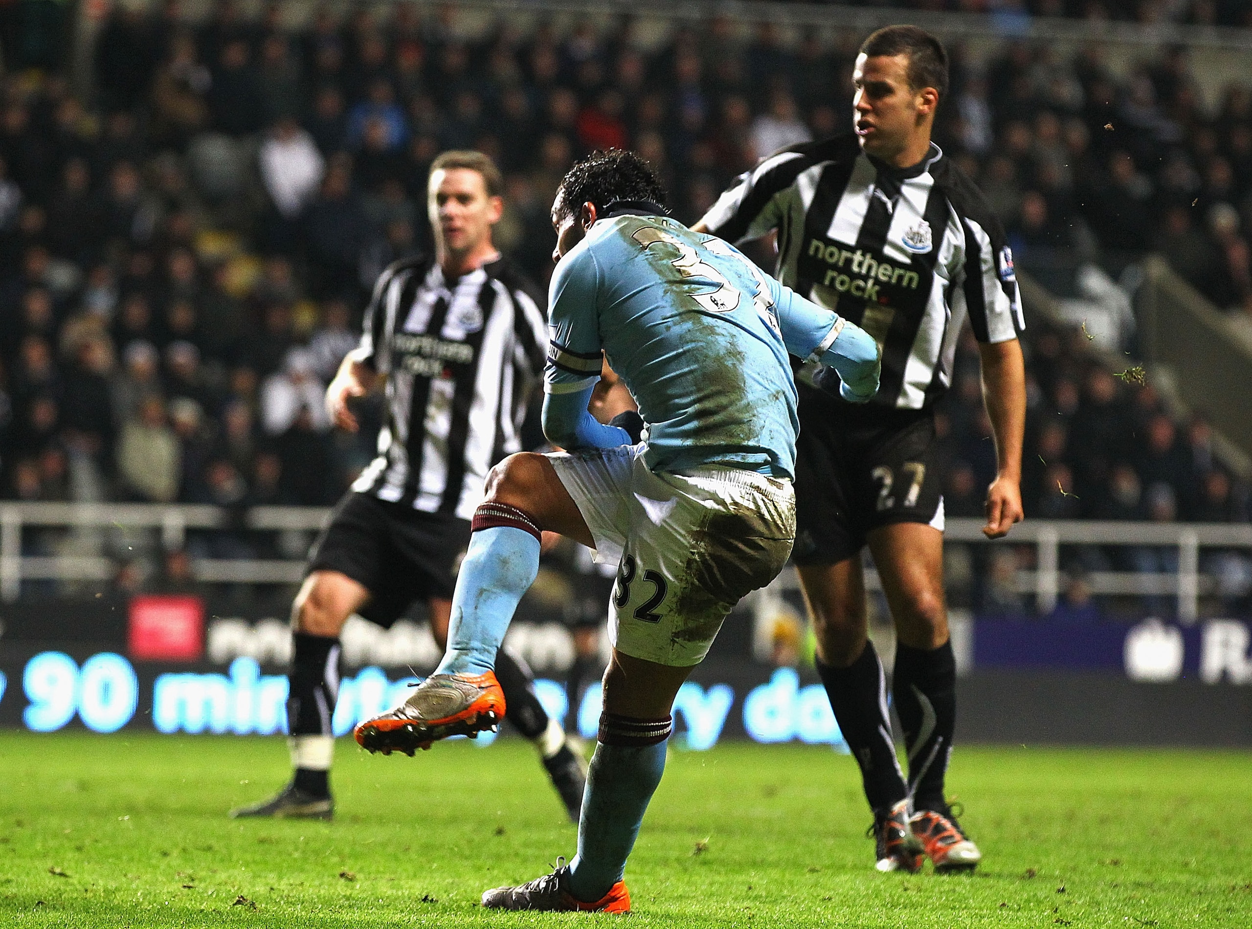 NEWCASTLE UPON TYNE, ENGLAND - DECEMBER 26:  Carlos Tevez of Manchester City scores his second goal during the Barclays Premier League match between Newcastle United and Manchester City at St James' Park on December 26, 2010 in Newcastle upon Tyne, Englan