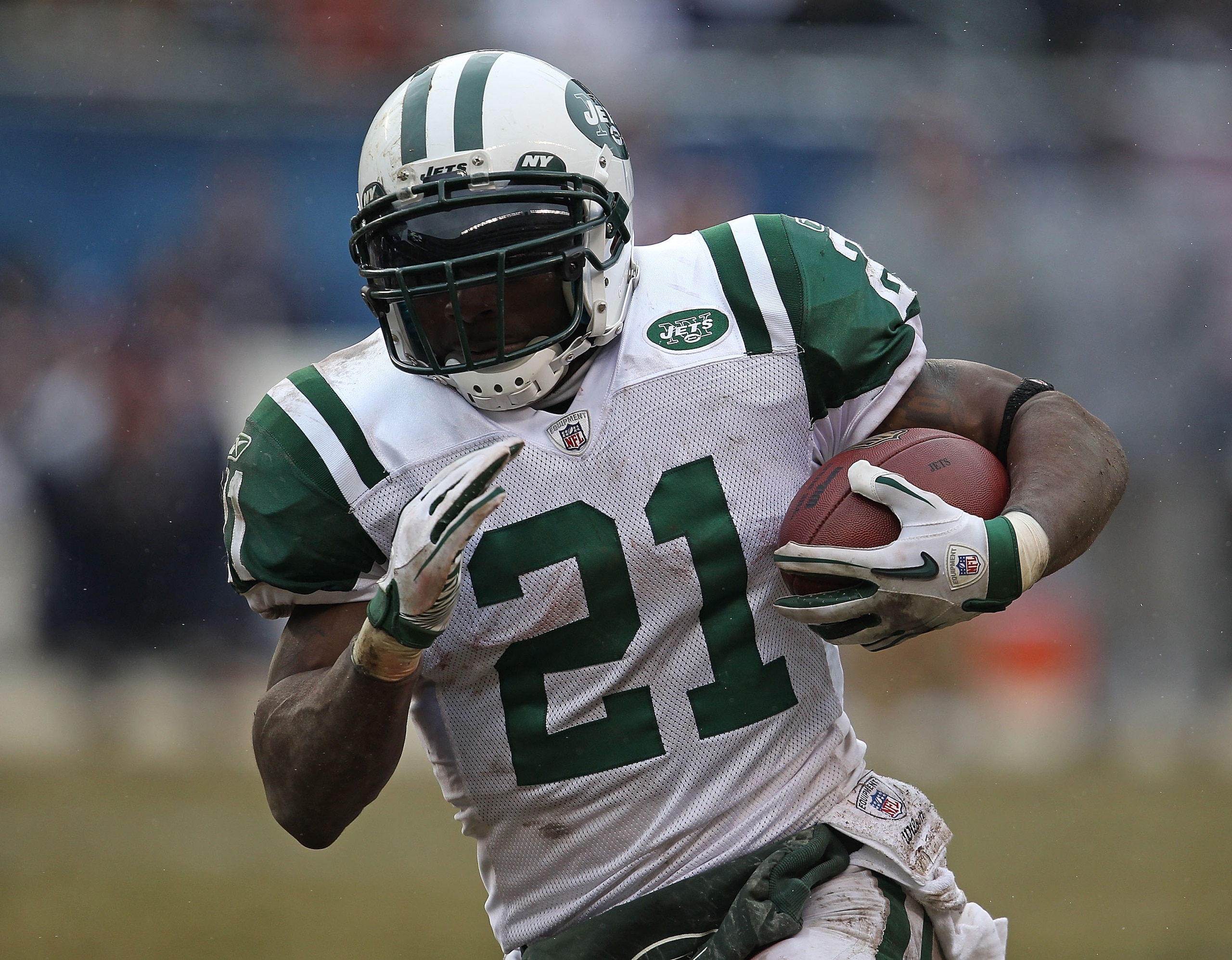 CHICAGO, IL - DECEMBER 26: LaDainian Thomlinson #21 of the New York Jets runs against the Chicago Bears at Soldier Field on December 26, 2010 in Chicago, Illinois. The Bears defeated the Jets 38-34.  (Photo by Jonathan Daniel/Getty Images)