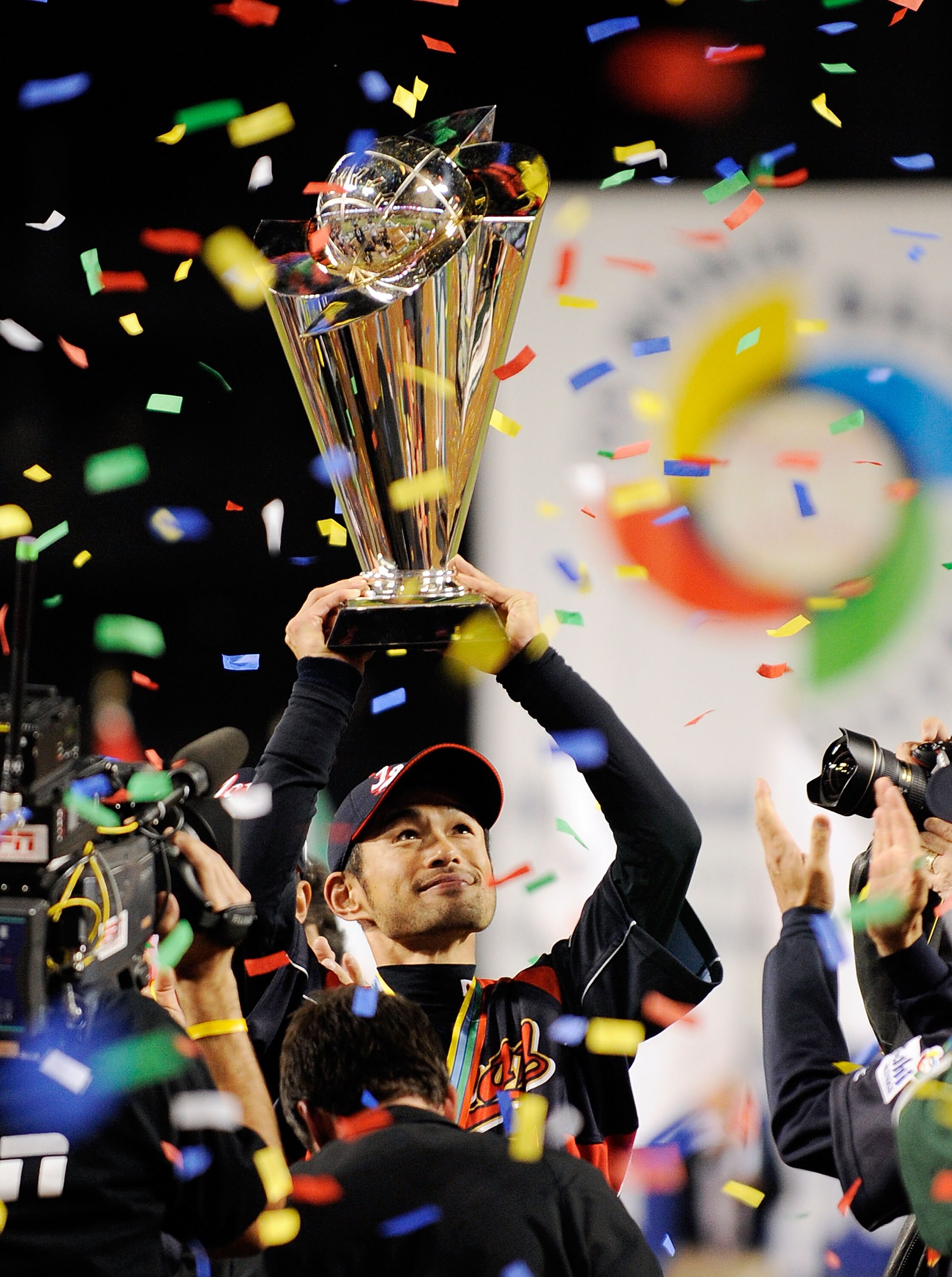 LOS ANGELES, CA - MARCH 23:  Ichiro Suzuki #51 of Japan holds up the championship trophy after defeating Korea during the finals of the 2009 World Baseball Classic on March 23, 2009 at Dodger Stadium in Los Angeles, California. Japan won 5-3 in 10 innings