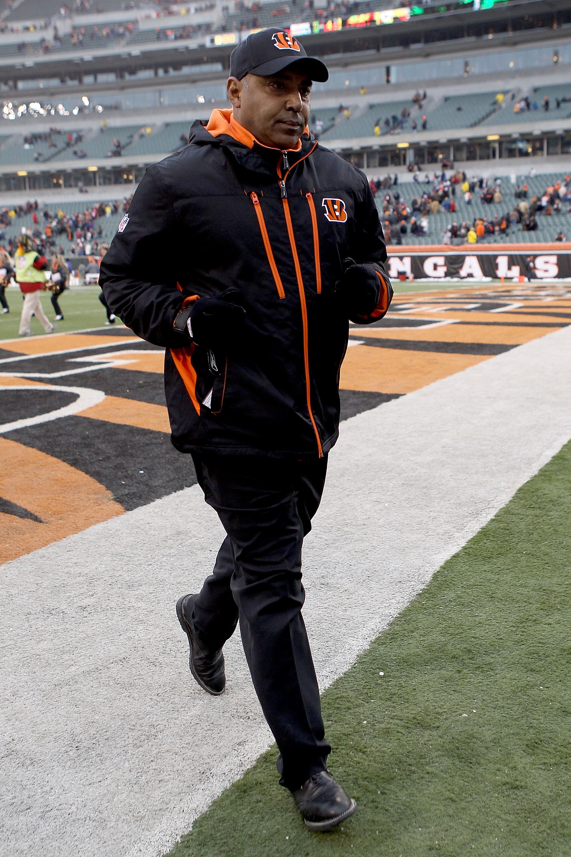CINCINNATI, OH - DECEMBER 19: Head coach Marvin Lewis of the Cincinnati Bengals leaves the field after his teams win over the Cleveland Browns at Paul Brown Stadium on December 19, 2010 in Cincinnati, Ohio.  (Photo by Matthew Stockman/Getty Images)