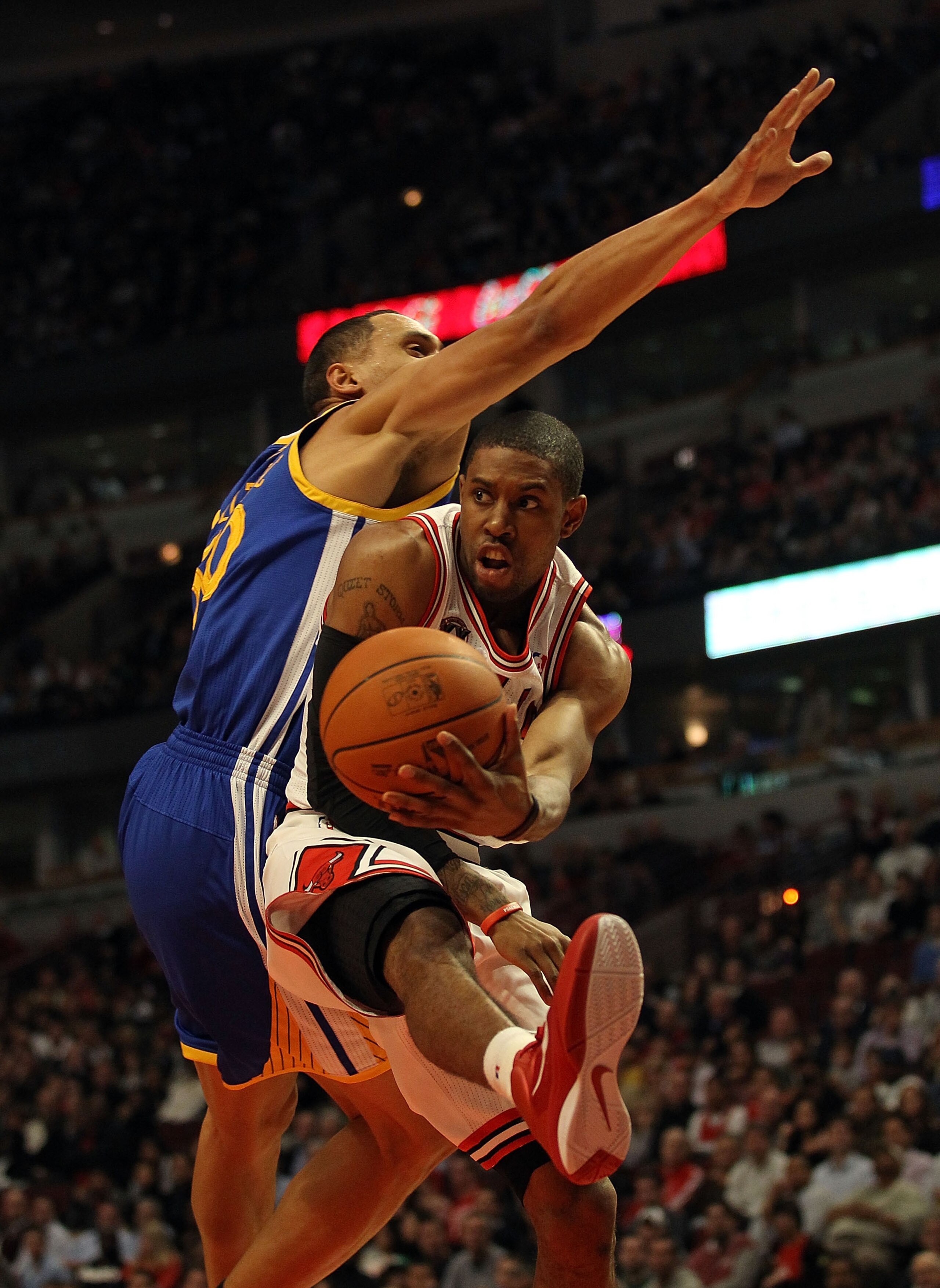 CHICAGO - NOVEMBER 11: C.J. Watson #32 of the Chicago Bulls passes the ball around Dan Gadzuric #50 of the Golden State Warriors at the United Center on November 11, 2010 in Chicago, Illinois. The Bulls defeated the Warriors 120-90. NOTE TO USER: User exp