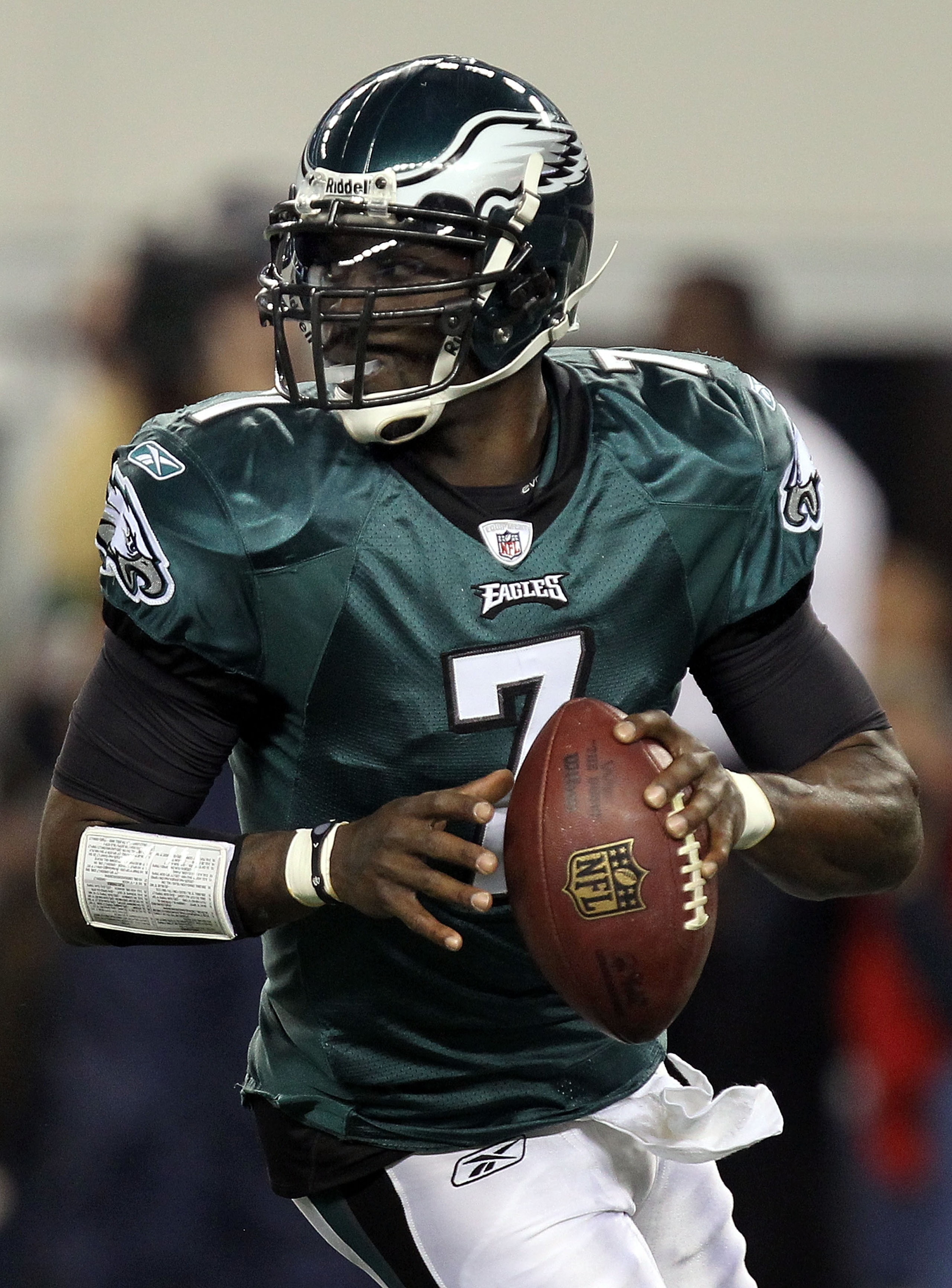 ARLINGTON, TX - DECEMBER 12:  Quarterback Michael Vick #7 of the Philadelphia Eagles at Cowboys Stadium on December 12, 2010 in Arlington, Texas.  (Photo by Ronald Martinez/Getty Images)