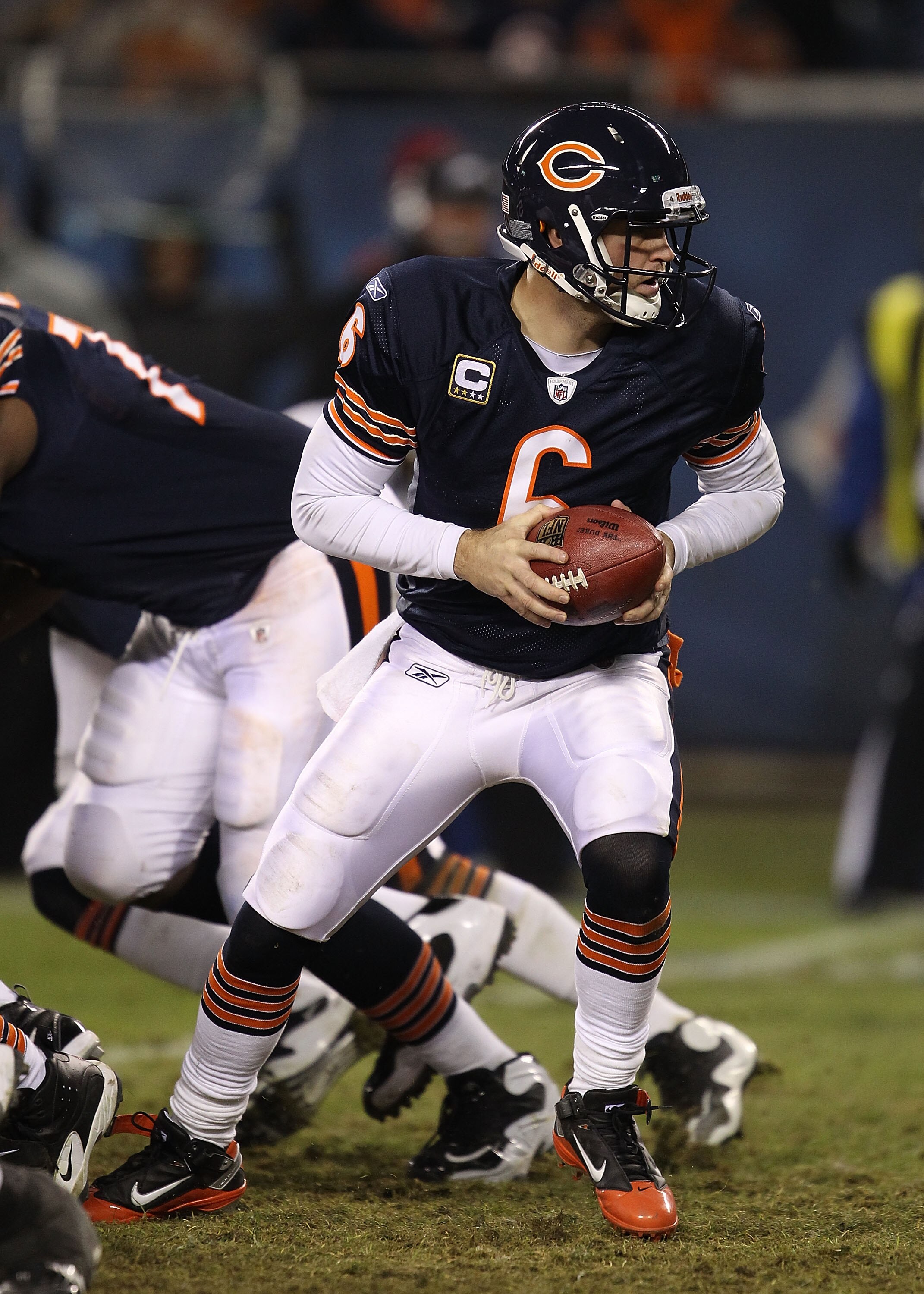 CHICAGO - NOVEMBER 28: Jay Cutler #6 of the Chicago Bears turns to hand the ball off against the Philadelphia Eagles at Soldier Field on November 28, 2010 in Chicago, Illinois. The Bears defeated the Eagles 31-26. (Photo by Jonathan Daniel/Getty Images)