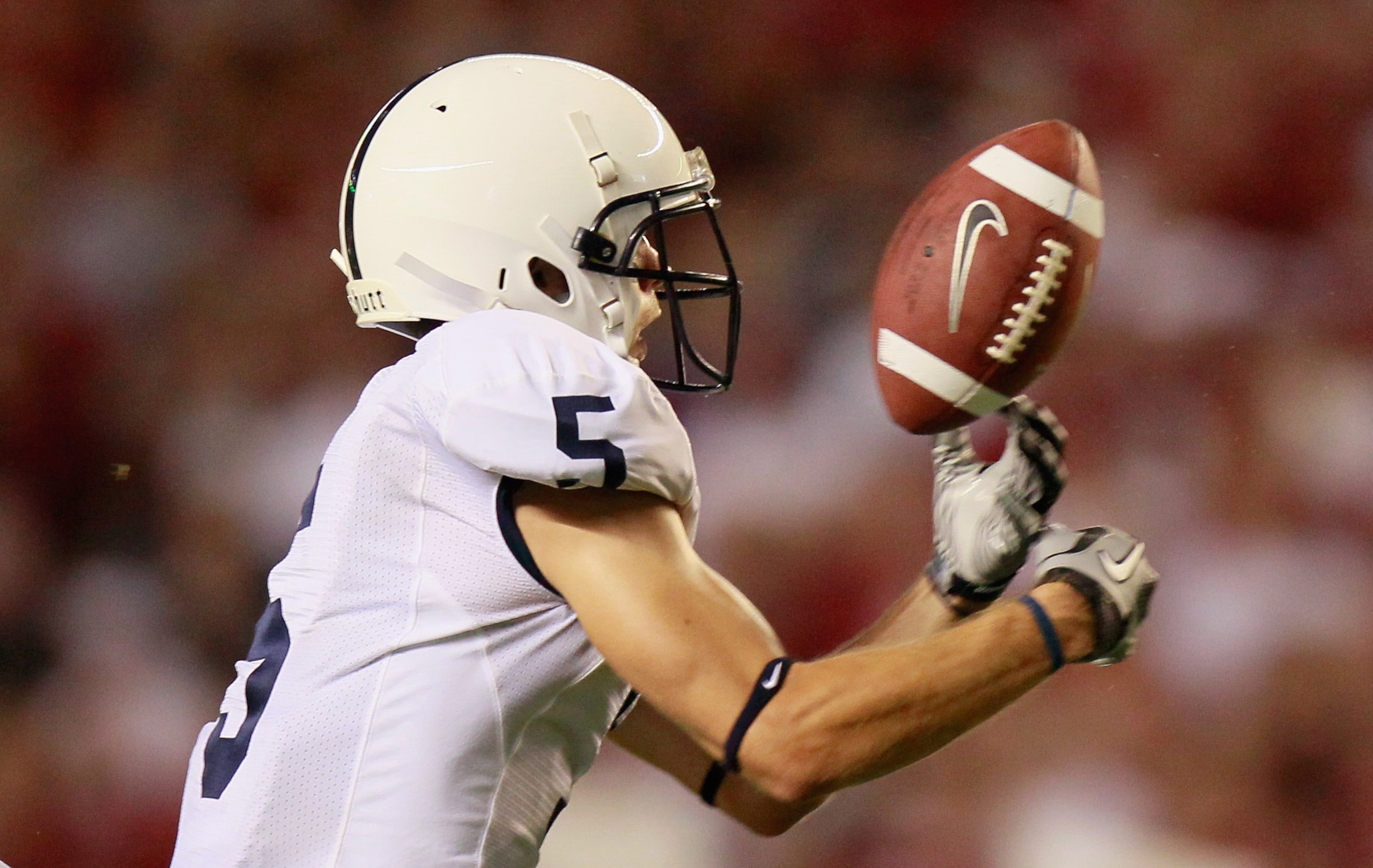 TUSCALOOSA, AL - SEPTEMBER 11:  Graham Zug #5 of the Penn State Nittany Lions fails to pull in this reception against the Alabama Crimson Tide at Bryant-Denny Stadium on September 11, 2010 in Tuscaloosa, Alabama.  (Photo by Kevin C. Cox/Getty Images)
