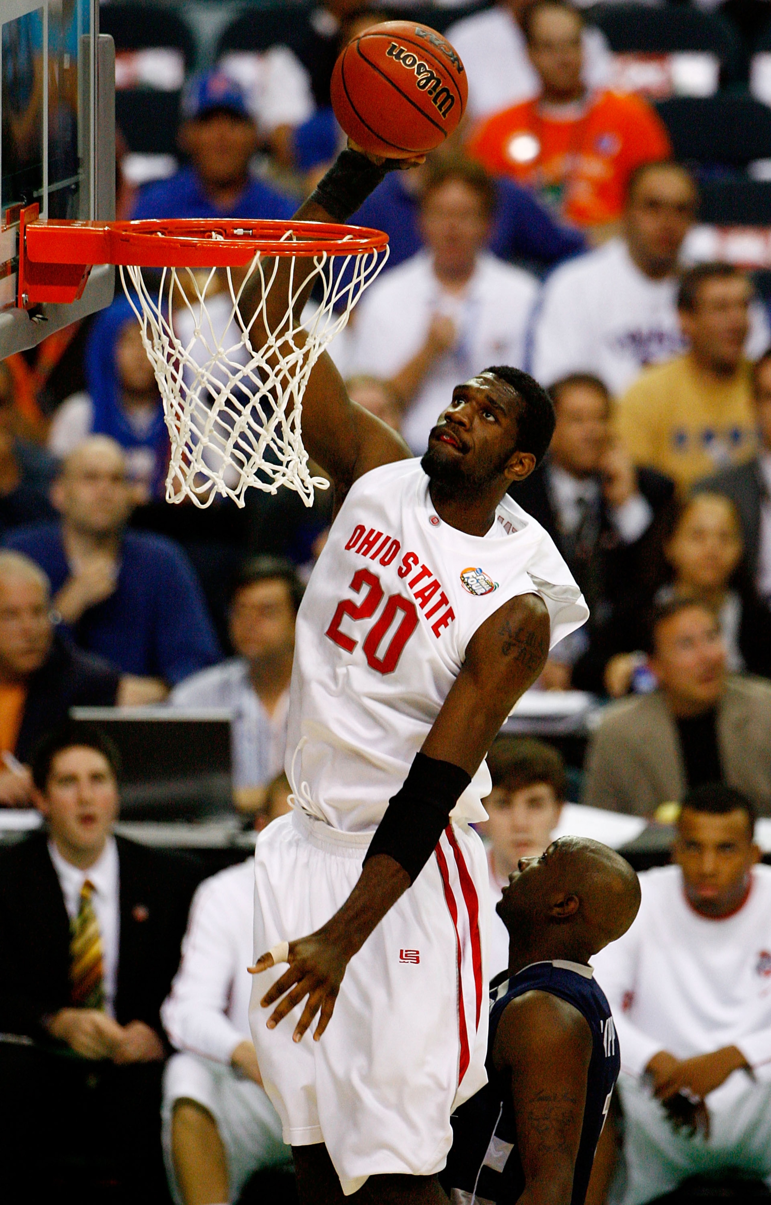 ATLANTA - MARCH 31:  Greg Oden #20 of the Ohio State Buckeyes dunks against the Georgetown Hoyas during the National Semifinal game of the NCAA Men's Final Four at the Georgia Dome on March 31, 2007 in Atlanta, Georgia.  (Photo by Win McNamee/Getty Images