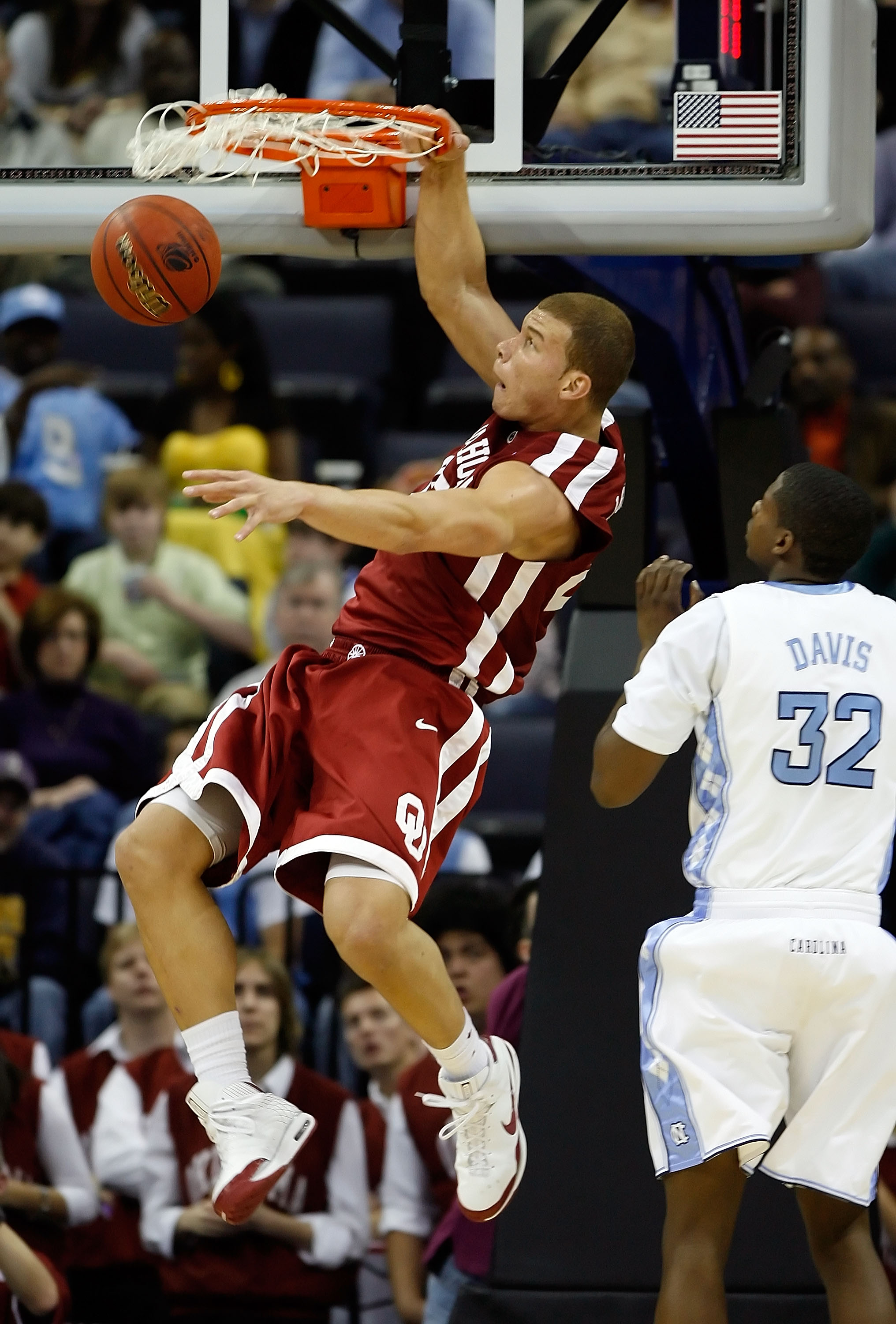 MEMPHIS, TN - MARCH 29:  Blake Griffin #23 of the Oklahoma Sooners dunks the ball over Ed Davis #32 of the North Carolina Tar Heels in the second half during the NCAA Men's Basketball Tournament South Regional Final at the FedExForum on March 29, 2009 in