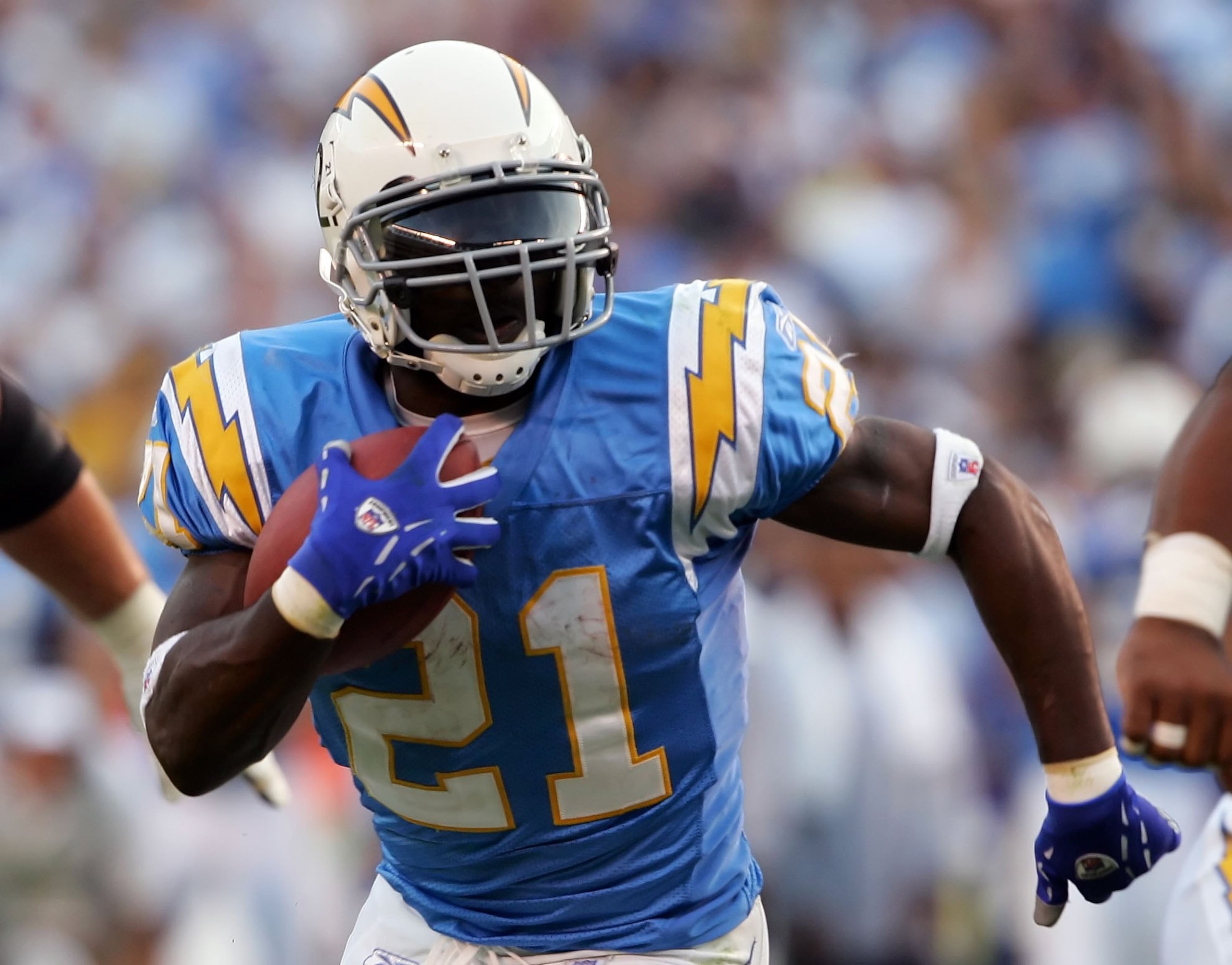 SAN DIEGO - NOVEMBER 5: LaDanian Tomlinson #21 of the San Diego Chargers carrries the ball for a touchdown in the second half against the Cleveland Browns on November 5, 2006 at Qualcomm Stadium in San Diego, California. (Photo by Lisa Blumenfeld/Getty Im SAN DIEGO - NOVEMBER 5: LaDanian Tomlinson #21 of the San Diego Chargers carrries the ball for a touchdown in the second half against the Cleveland Browns on November 5, 2006 at Qualcomm Stadium in San Diego, California. (Photo by Lisa Blumenfeld/Getty Im