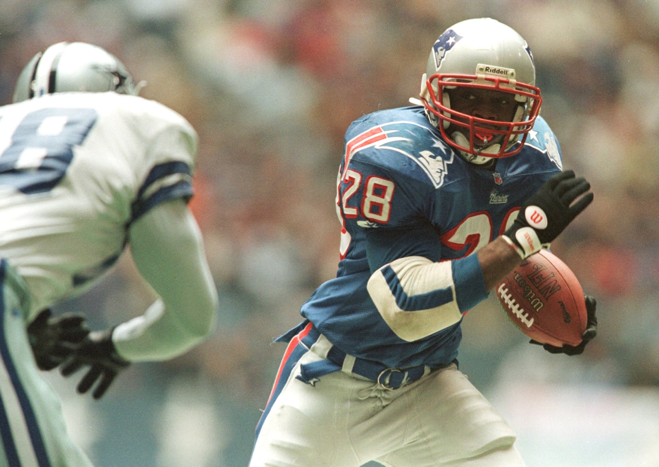 15 Dec 1996: Running back Curtis Martin #28 of the New England Patriots runs around defensive back Darren Woodson #28 of the Dallas Cowboys during the first quarter at Texas Stadium in Irving, Texas. Mandatory Credit: Stephen Dunn/Allsport 15 Dec 1996: Running back Curtis Martin #28 of the New England Patriots runs around defensive back Darren Woodson #28 of the Dallas Cowboys during the first quarter at Texas Stadium in Irving, Texas. Mandatory Credit: Stephen Dunn/Allsport