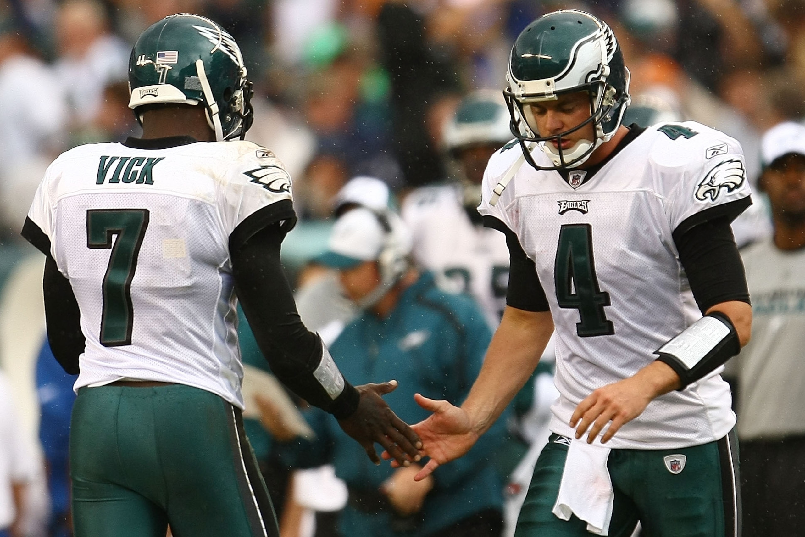 PHILADELPHIA - SEPTEMBER 27: Michael Vick #7 of the Philadelphia Eagles substitutes with team mate Kevin Kolb #4 against the Kansas City Chiefs on September 27, 2009 at Lincoln Financial Field in Philadelphia, Pennsylvania.  (Photo by Chris McGrath/Getty