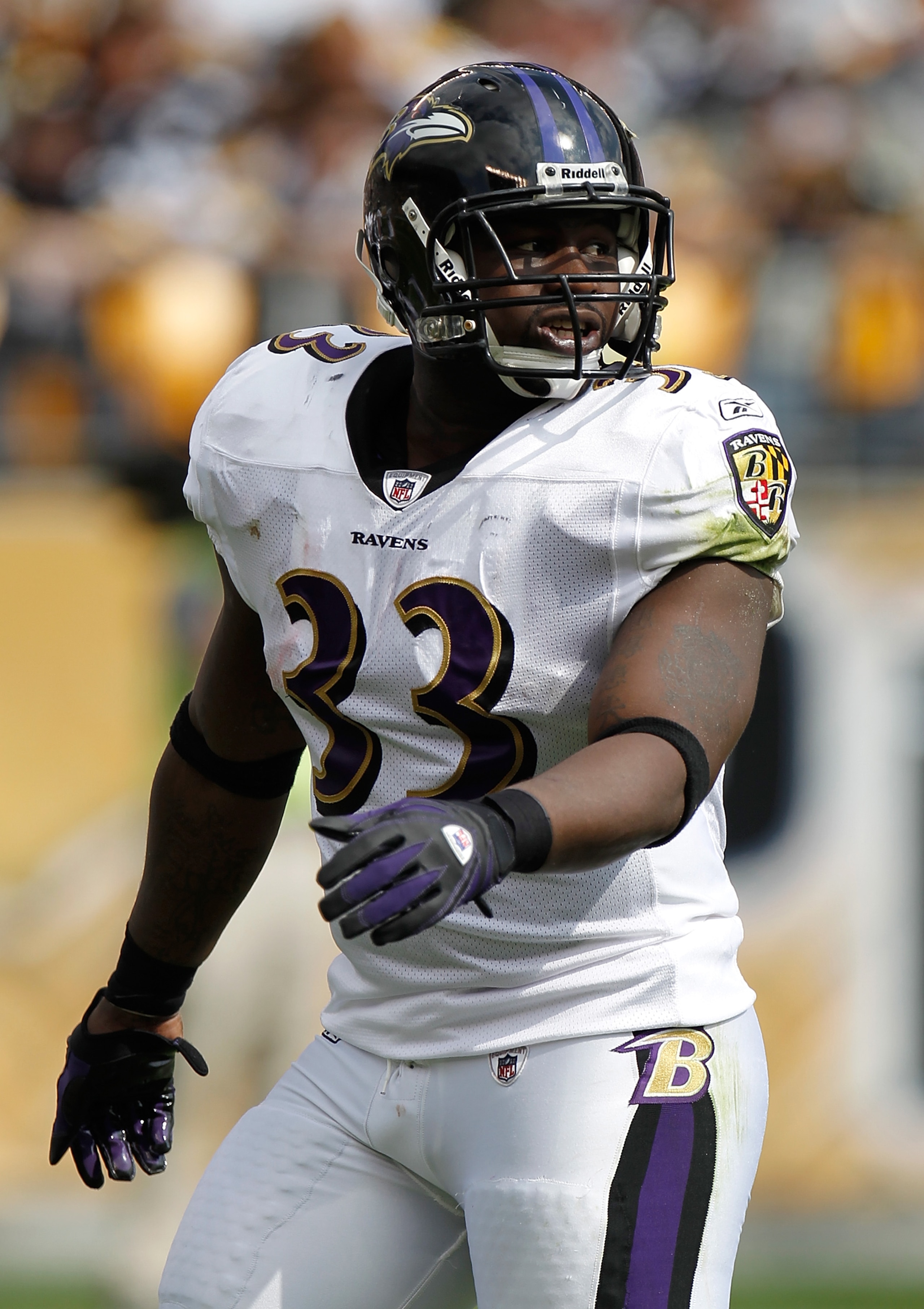 PITTSBURGH - OCTOBER 03: Le'Ron McClain #33 of the Baltimore Ravens looks on during the game against the Pittsburgh Steelers on October 3, 2010 at Heinz Field in Pittsburgh, Pennsylvania. (Photo by Gregory Shamus/Getty Images) PITTSBURGH - OCTOBER 03: Le'Ron McClain #33 of the Baltimore Ravens looks on during the game against the Pittsburgh Steelers on October 3, 2010 at Heinz Field in Pittsburgh, Pennsylvania. (Photo by Gregory Shamus/Getty Images)