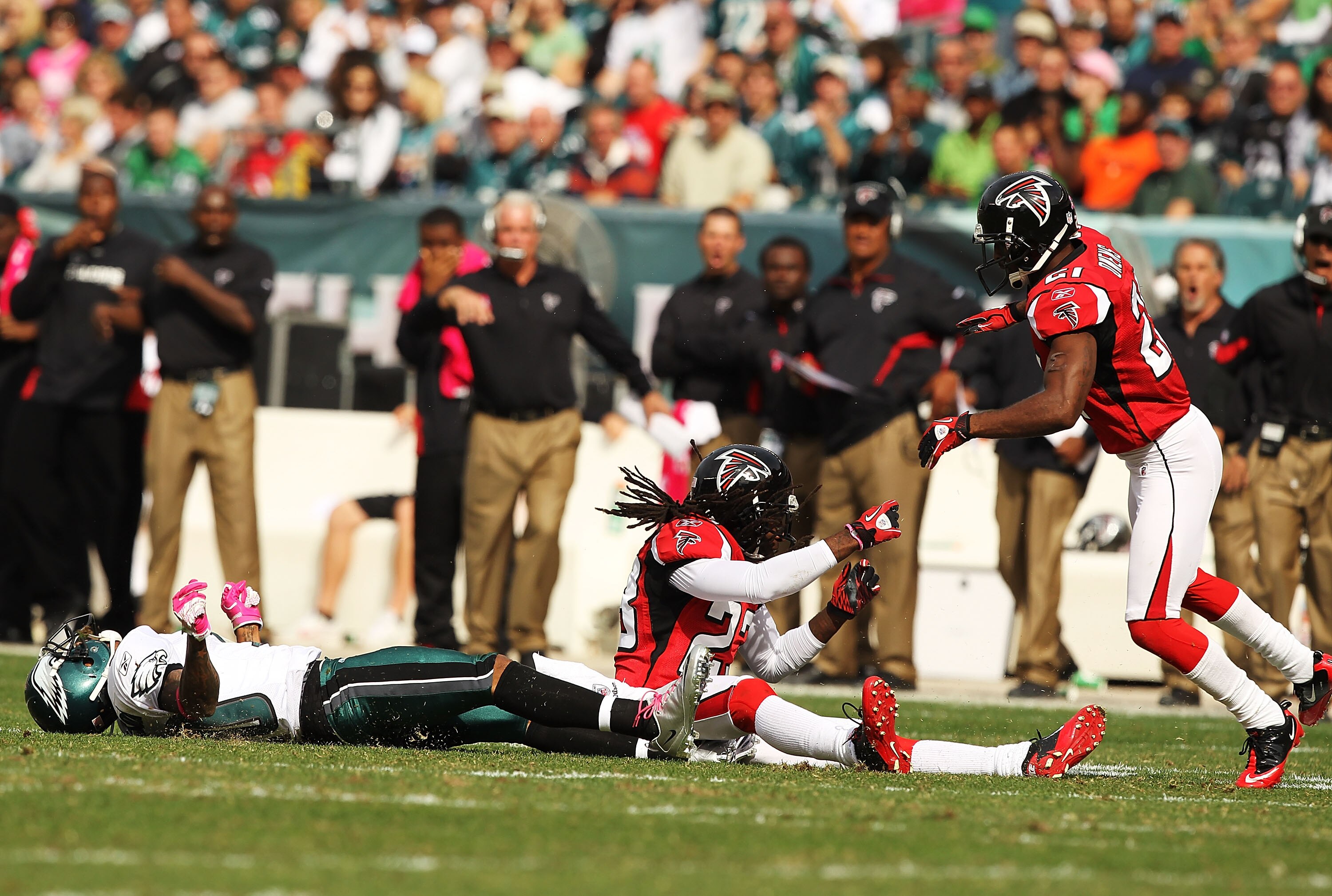 PHILADELPHIA - OCTOBER 17:  DeSean Jackson #10 of the Philadelphia Eagles is laid out by Dunta Robinson #23 of the Atlanta Falcons during their game at Lincoln Financial Field on October 17, 2010 in Philadelphia, Pennsylvania.  Both players were injured o