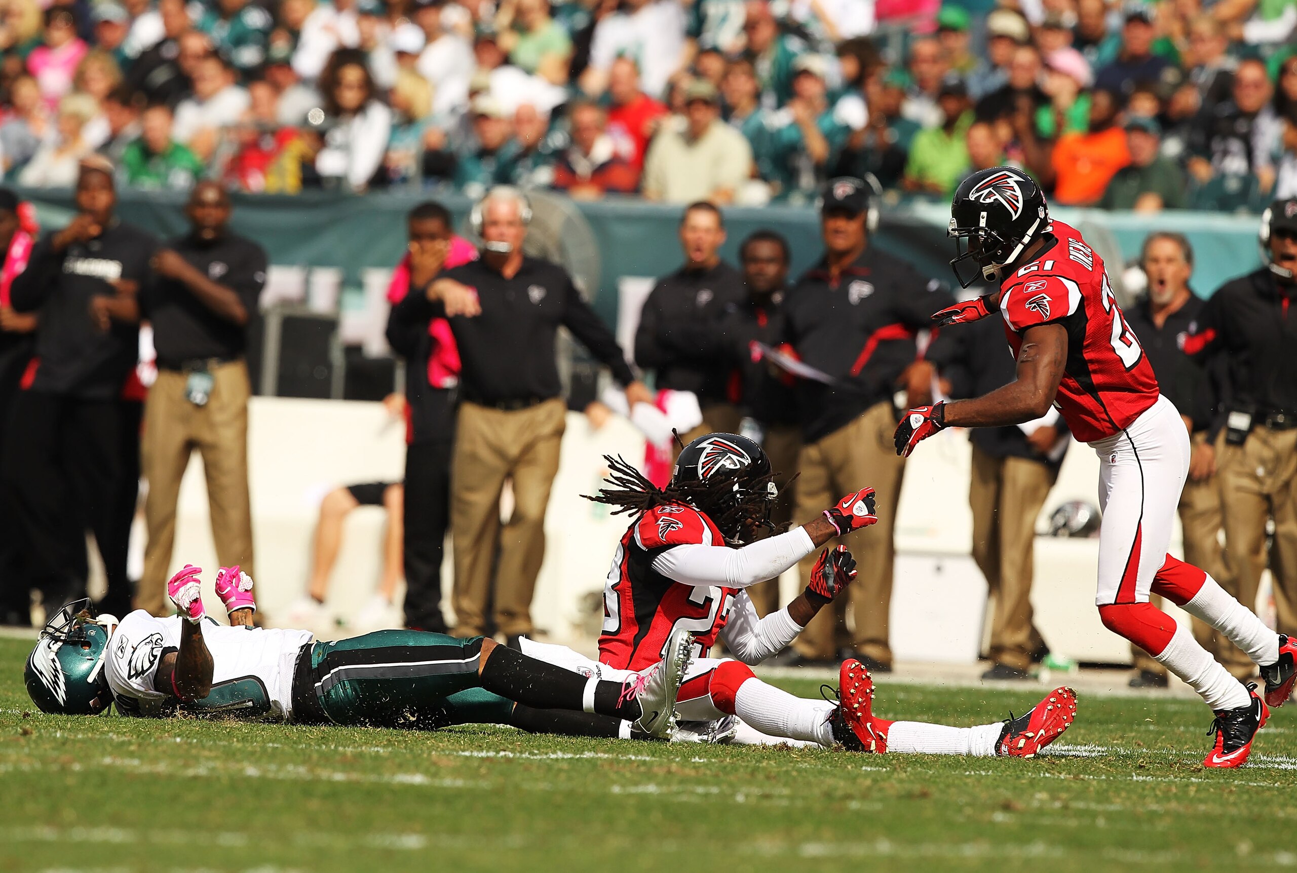 PHILADELPHIA - OCTOBER 17: DeSean Jackson #10 of the Philadelphia Eagles is laid out by Dunta Robinson #23 of the Atlanta Falcons during their game at Lincoln Financial Field on October 17, 2010 in Philadelphia, Pennsylvania. Both players were injured o PHILADELPHIA - OCTOBER 17: DeSean Jackson #10 of the Philadelphia Eagles is laid out by Dunta Robinson #23 of the Atlanta Falcons during their game at Lincoln Financial Field on October 17, 2010 in Philadelphia, Pennsylvania. Both players were injured o